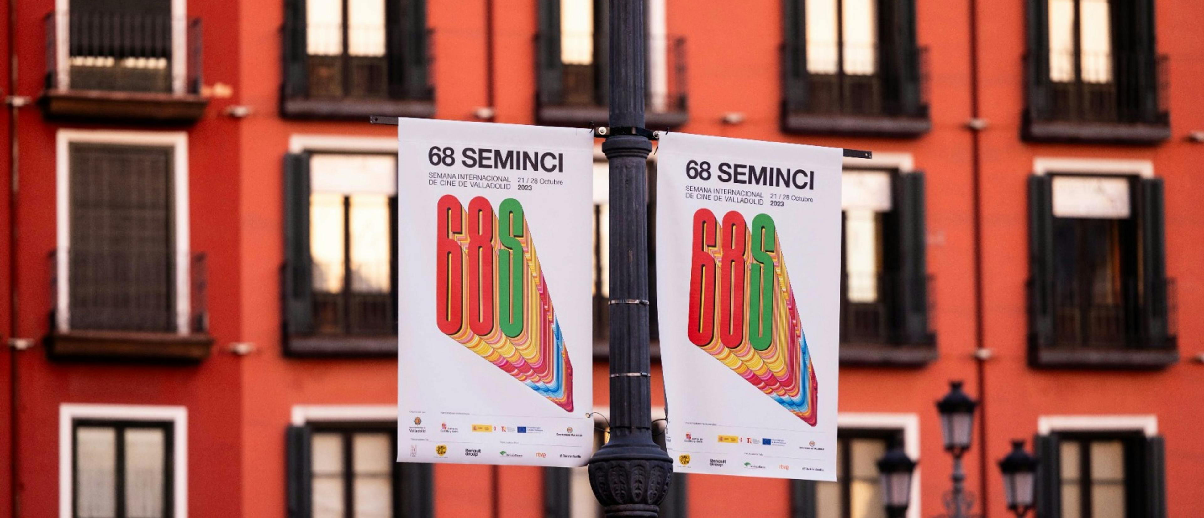 Banderolas de la edición número 68 de la Seminci en una calle de Valladolid