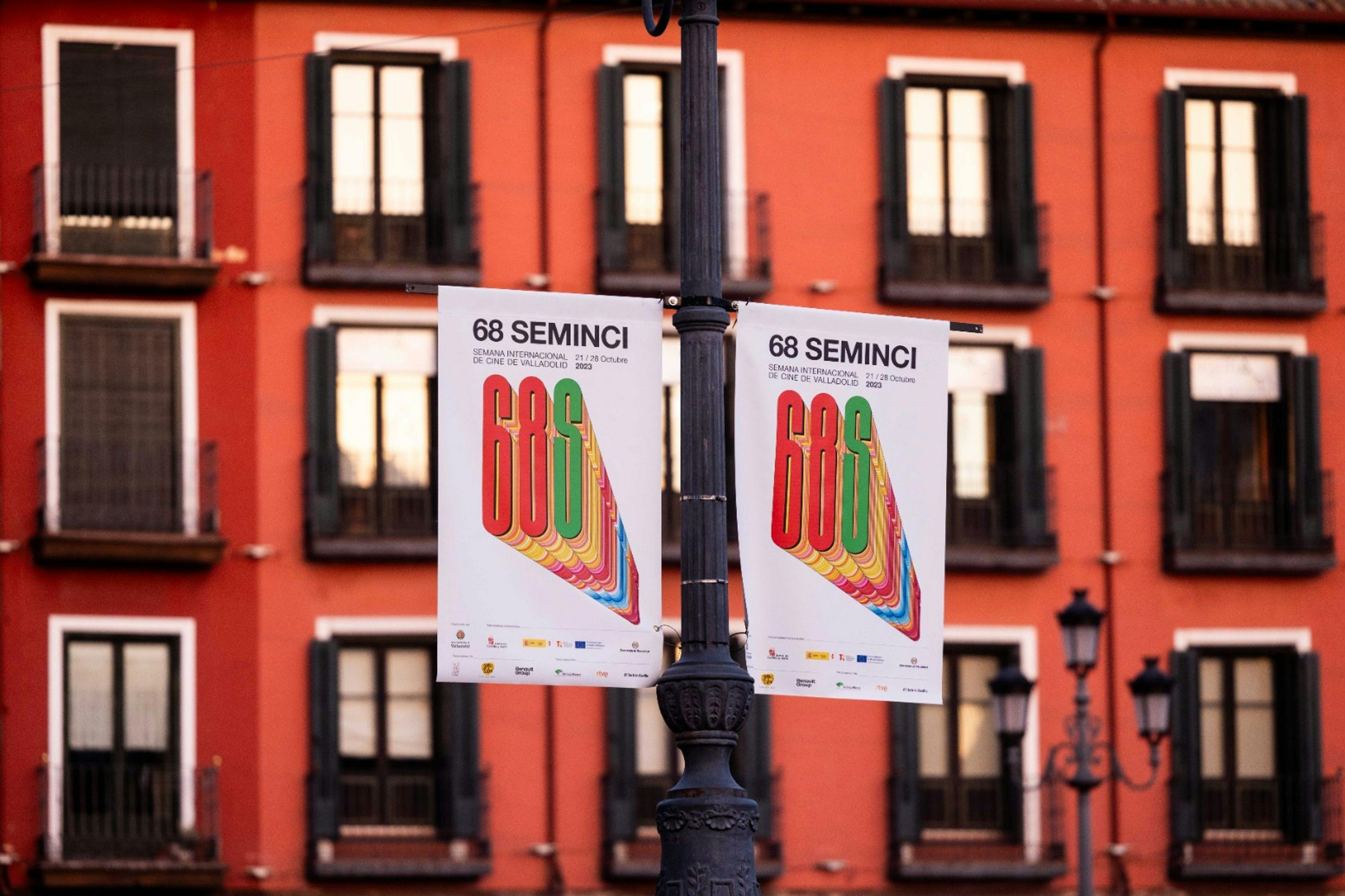 Banderolas de la edición número 68 de la Seminci en una calle de Valladolid