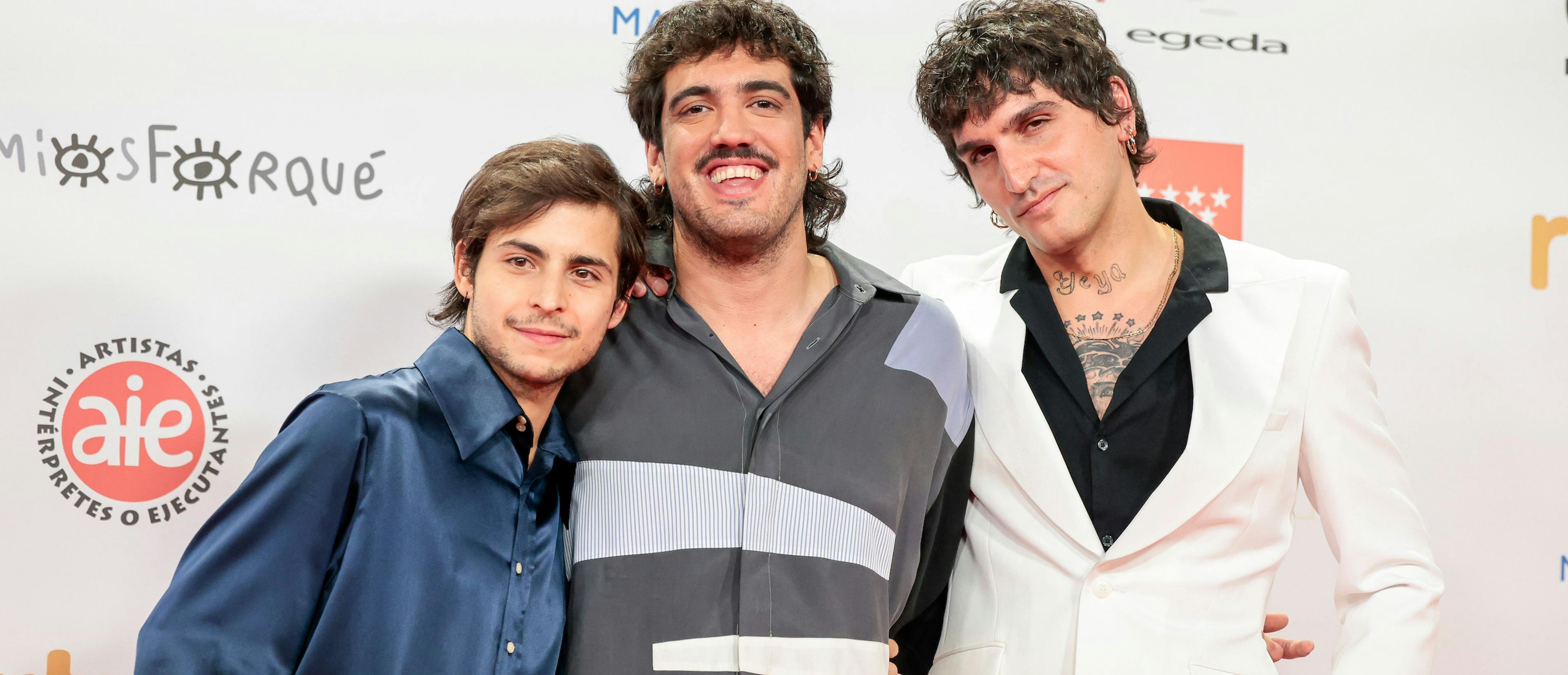 Omar Banana, Alejandro Marín y La Dani, director y actores de 'Te estoy amando locamente', en los Premios Forqué 2023