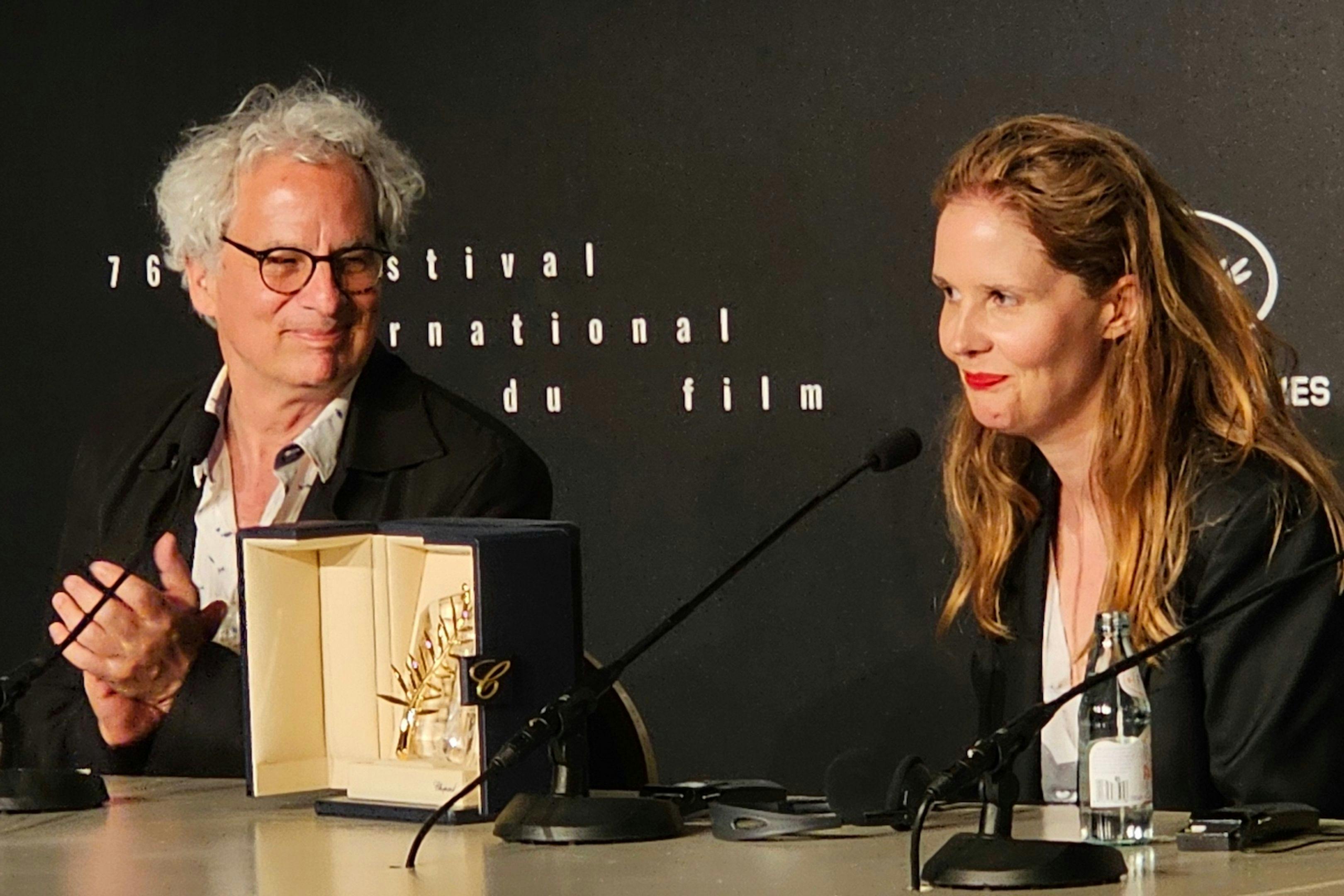 La directora Justine Triet, con su Palma de Oro ante la prensa del Festival de Cannes