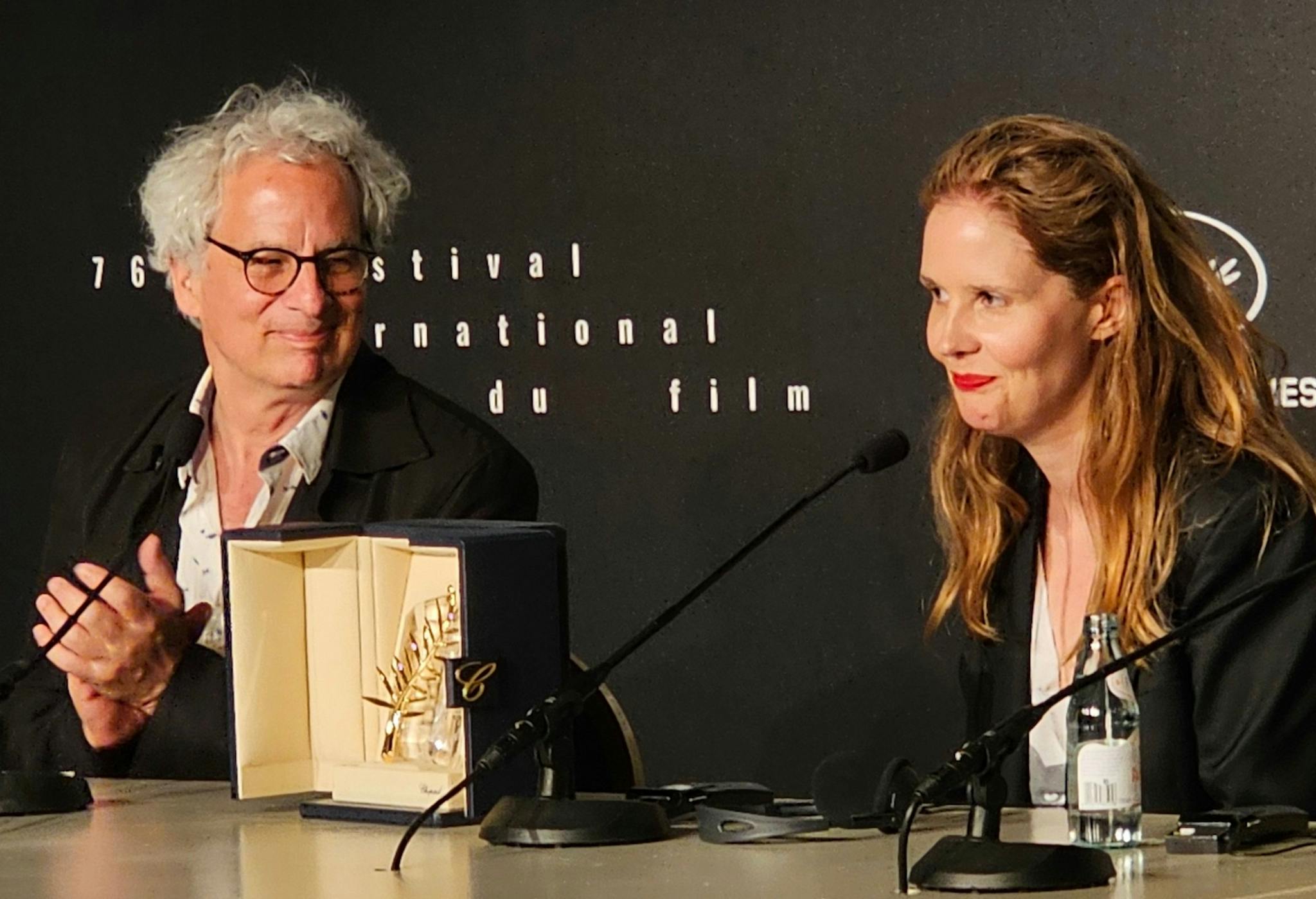 La directora Justine Triet, con su Palma de Oro ante la prensa del Festival de Cannes