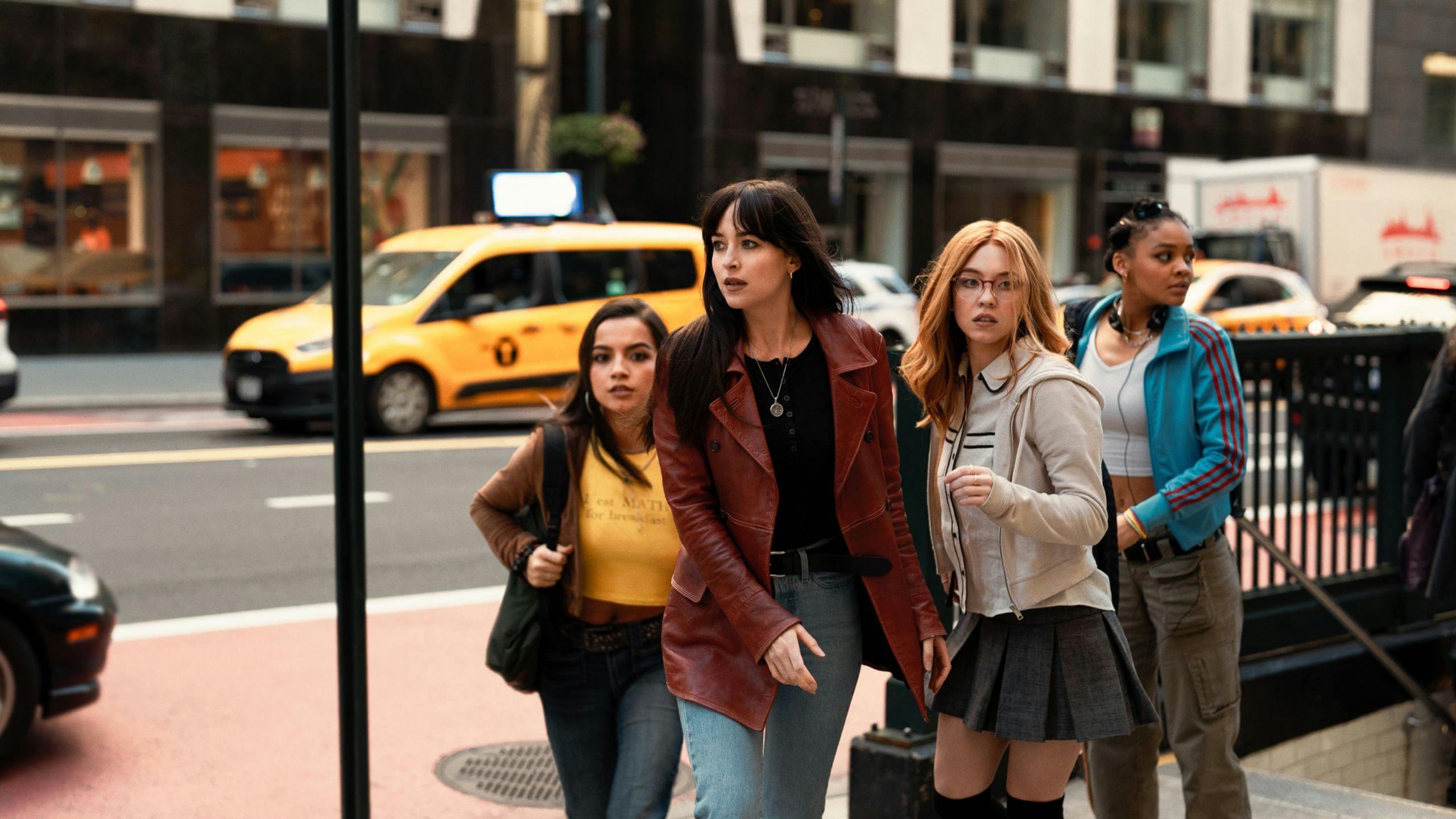 Fotografía promocional de la película de Sony 'Madame Web', protagonizada por Dakota Johnson, Sydney Sweeney, Celeste O’Connor e Isabella Merced