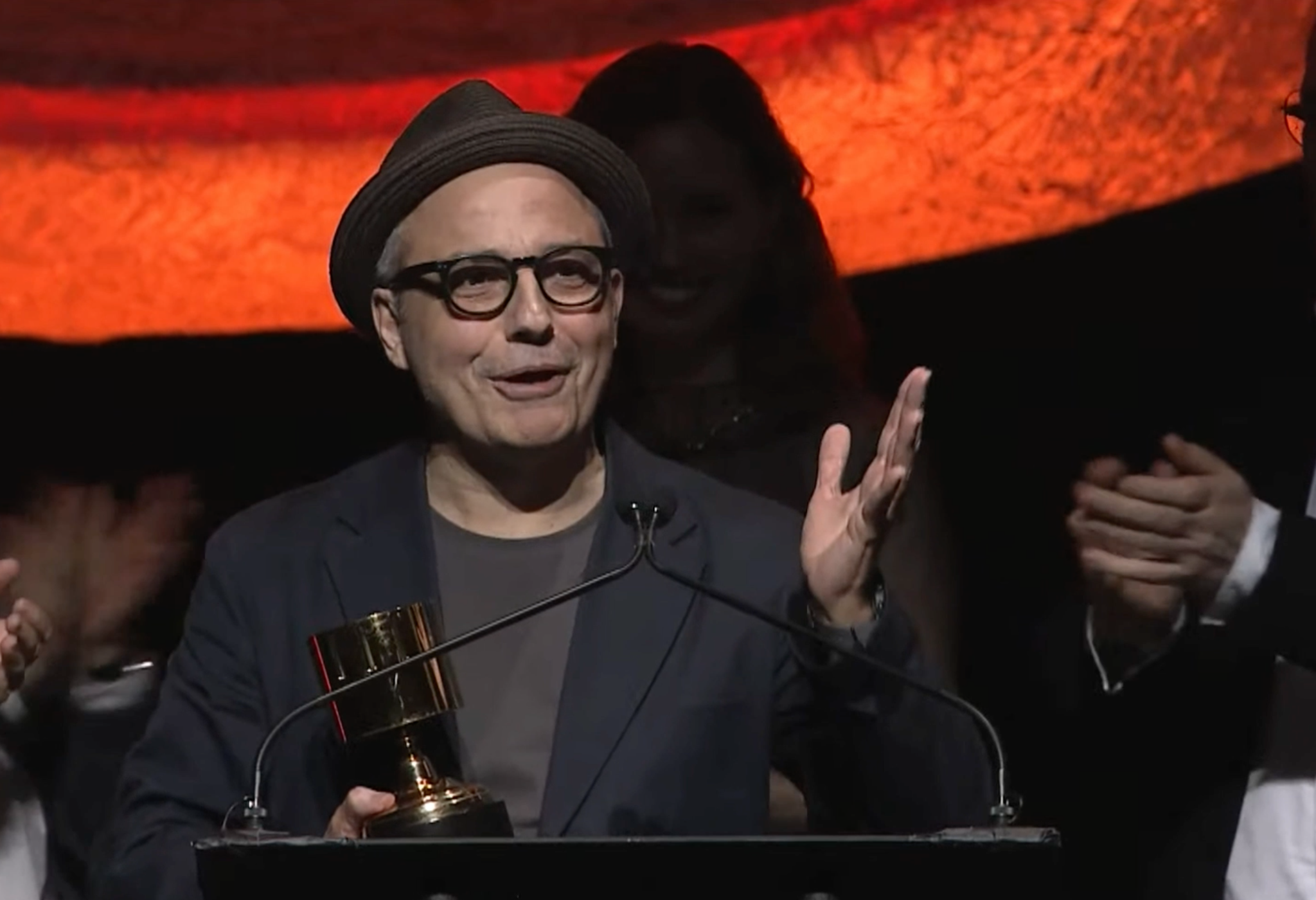 Pablo Berger, director de 'Robot dreams', agradece el premio a la Mejor Película independiente en los Annie Awards 2024