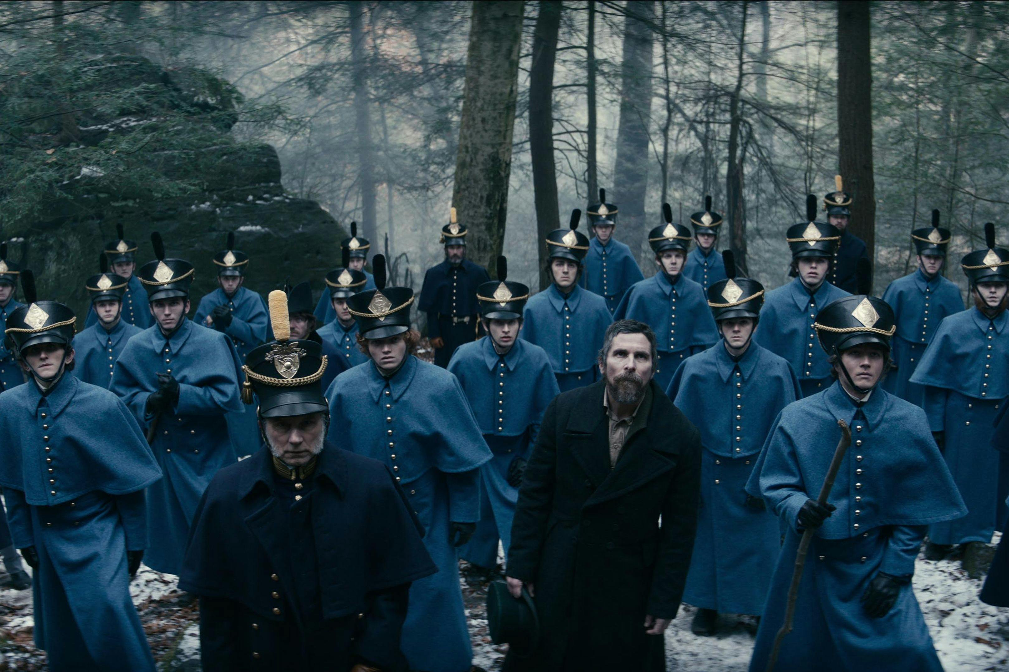 Fotograma de la película 'Los crímenes de la academia', con el actor Christian Bale en primer término
