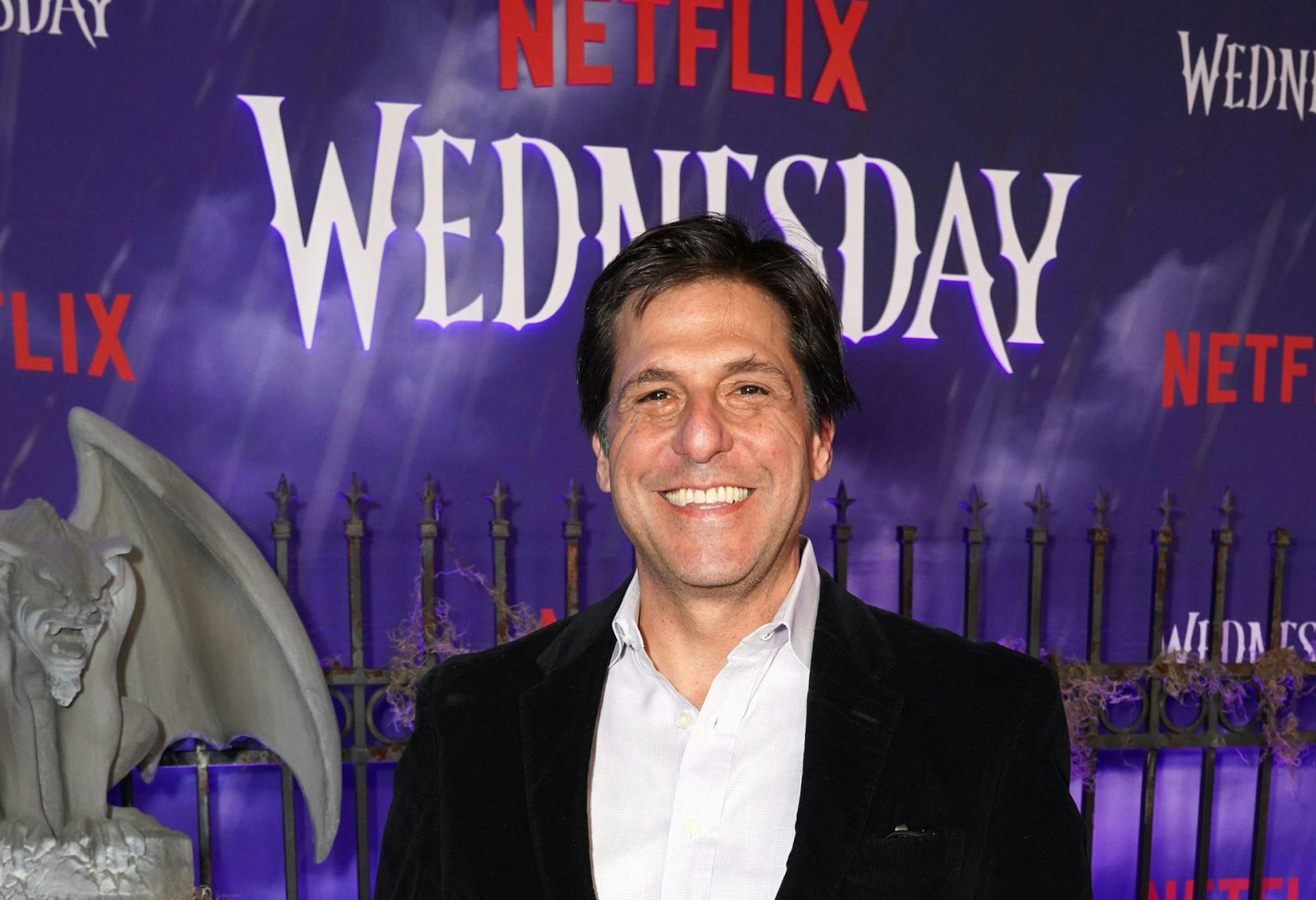 Jonathan Glickman durante la premier en Los Angeles de la serie de Netflix 'Miércoles'