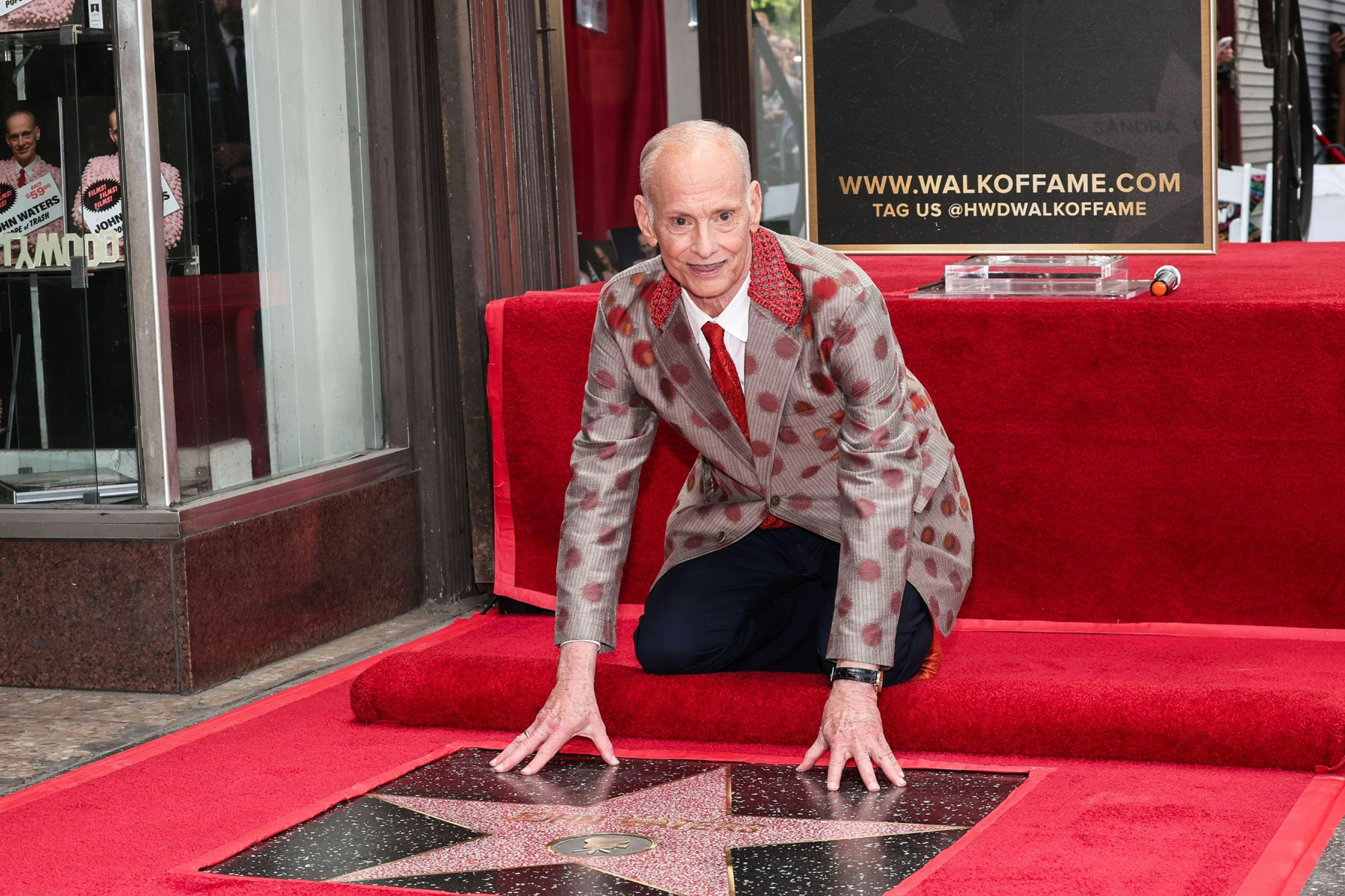 El director, actor, escritor y guionista John Waters recibe su estrella en el Paseo de la fama de Los Angeles en 2023