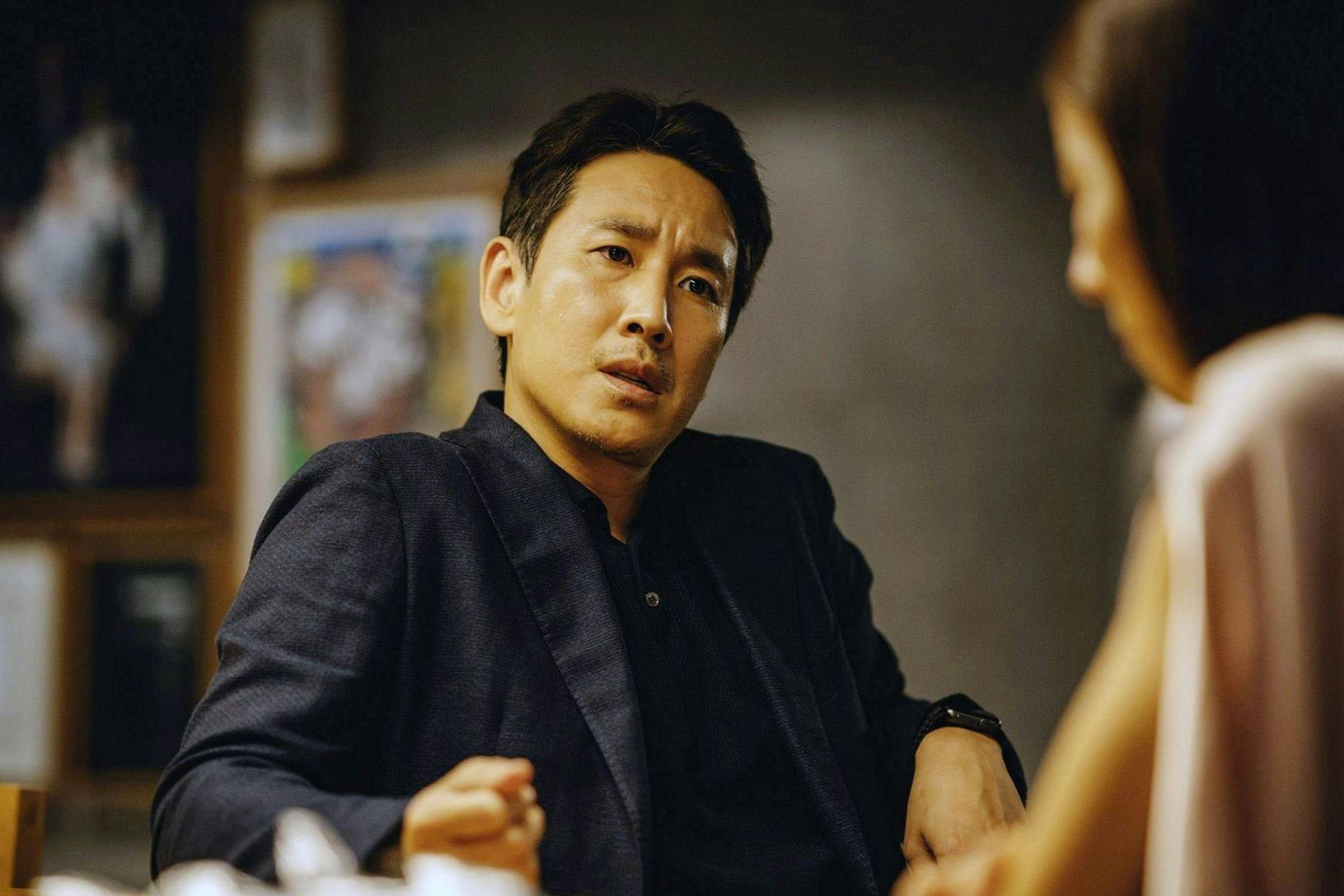 El actor Lee Sun-kyun, en un fotograma promocional de la película 'Parásitos'