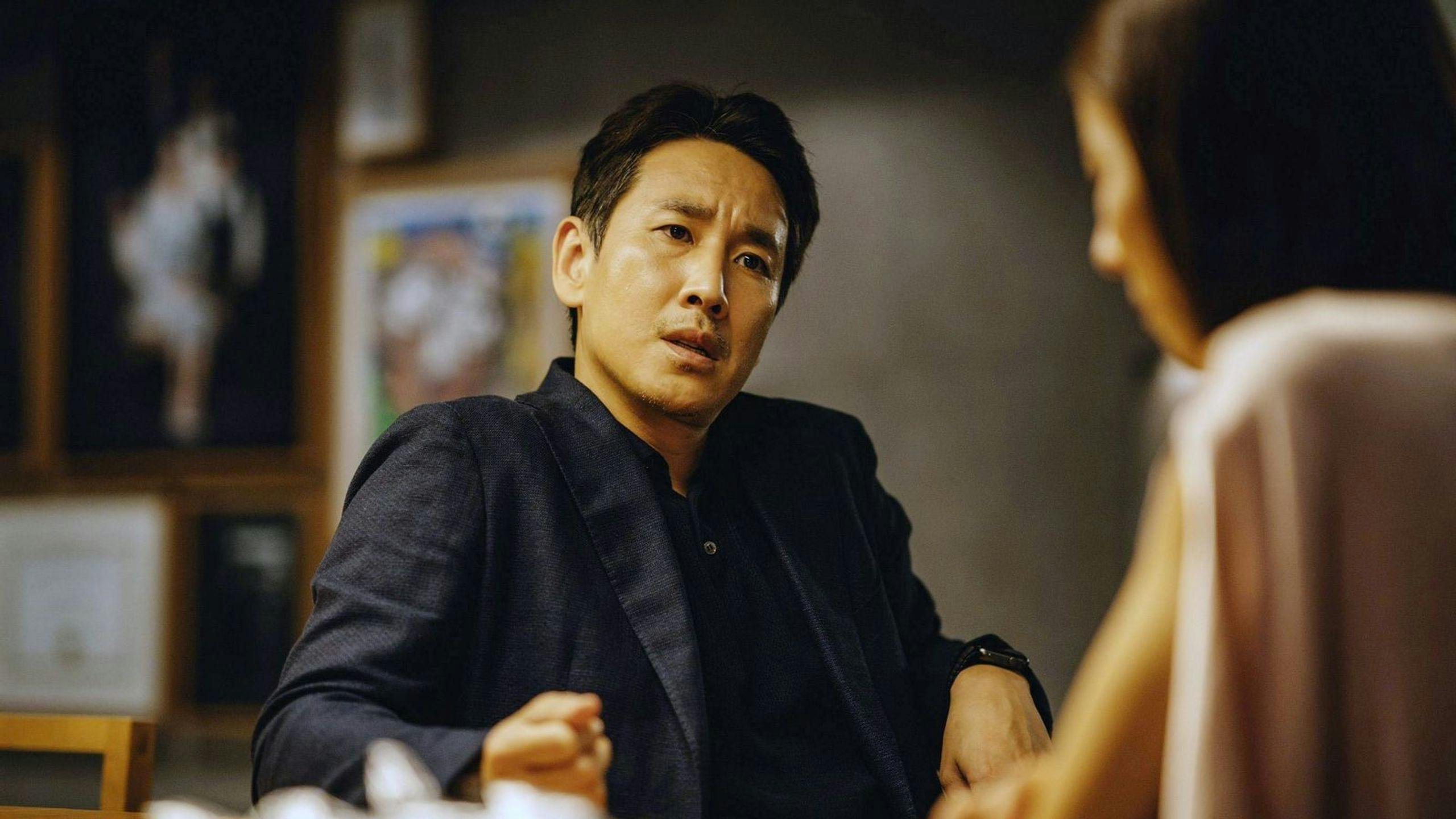 El actor Lee Sun-kyun, en un fotograma promocional de la película 'Parásitos'