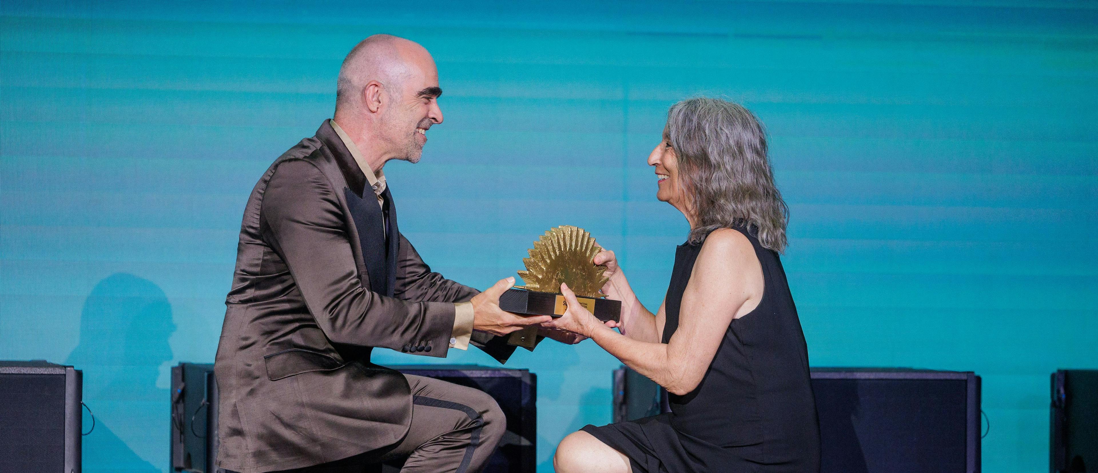 Luis Tosar entrega el Premio de Honor a Petra Martínez en la gala de inauguración del South International Series Festival