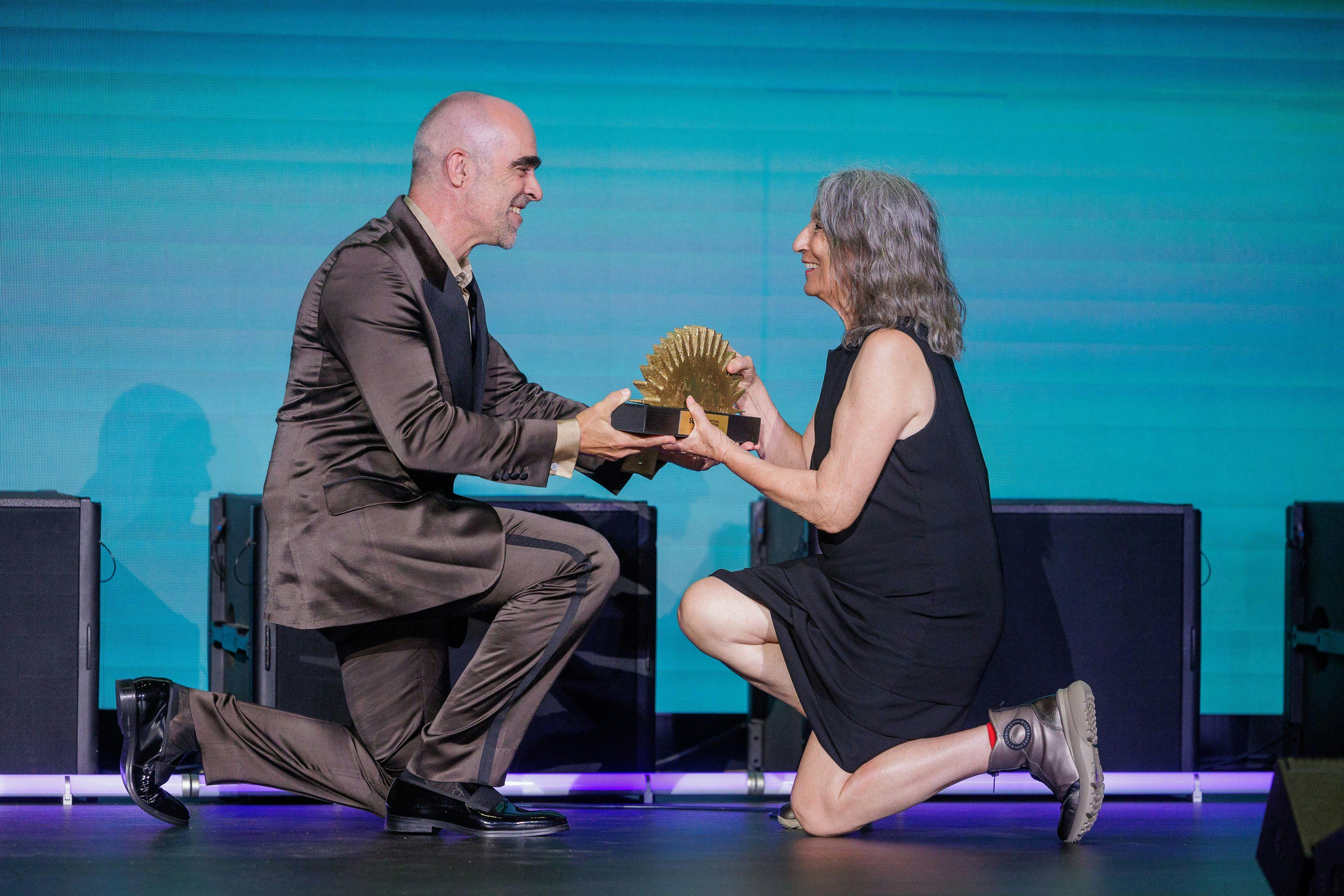 Luis Tosar entrega el Premio de Honor a Petra Martínez en la gala de inauguración del South International Series Festival