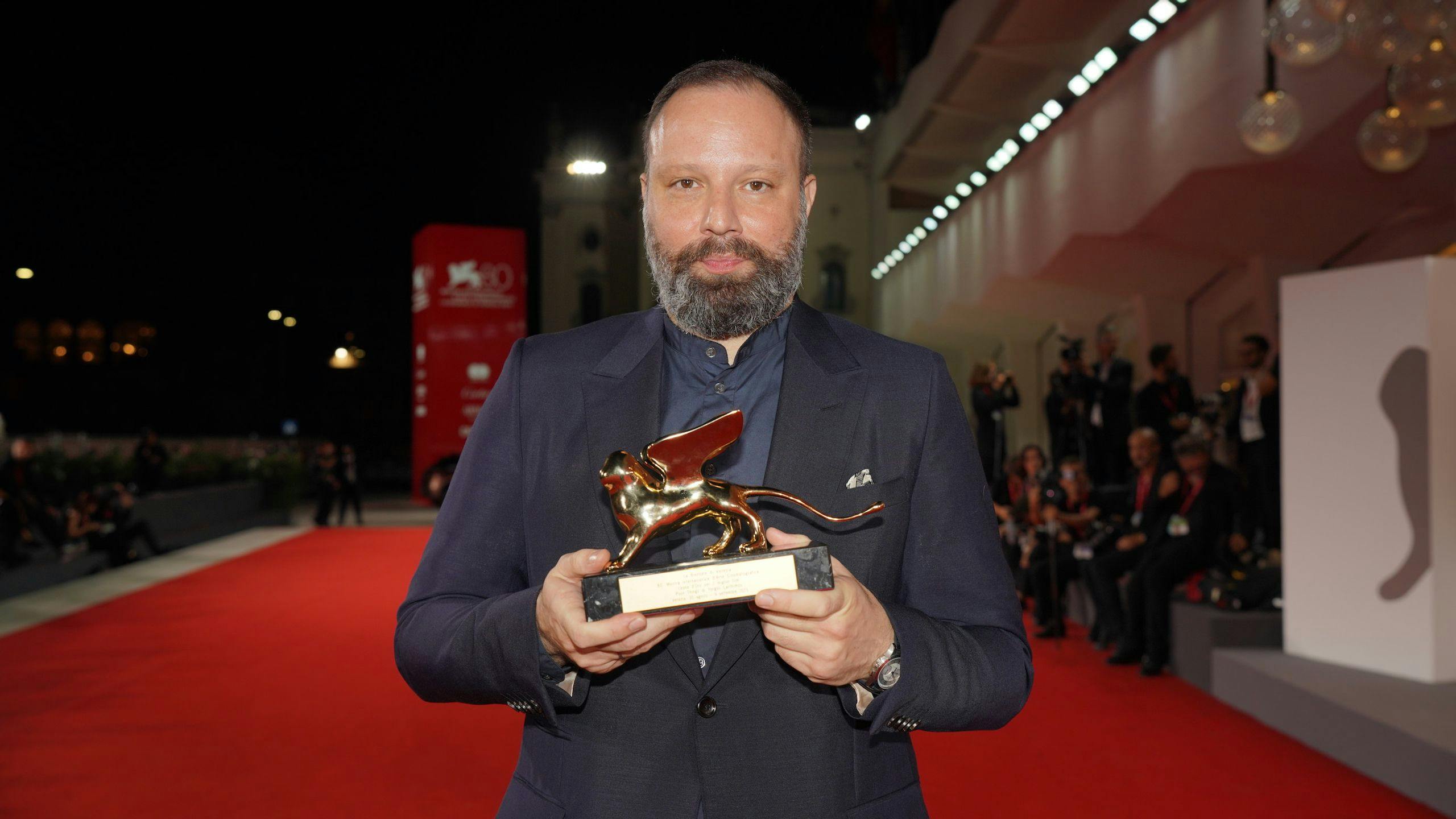 El director griego Yorgos Lanthimos posa con el León de Oro de la Mostra de Venecia para 'Pobres criaturas'