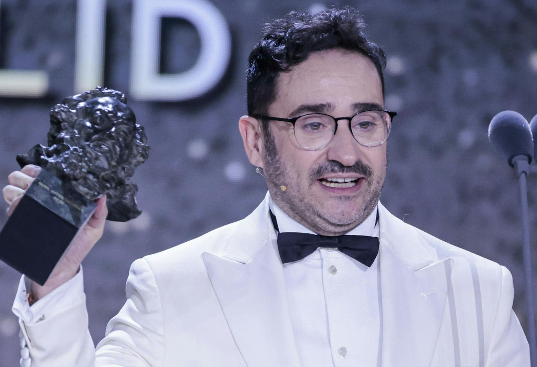 El director J. A. Bayona sostiene un galardón en la 38 edición de los Premios Goya