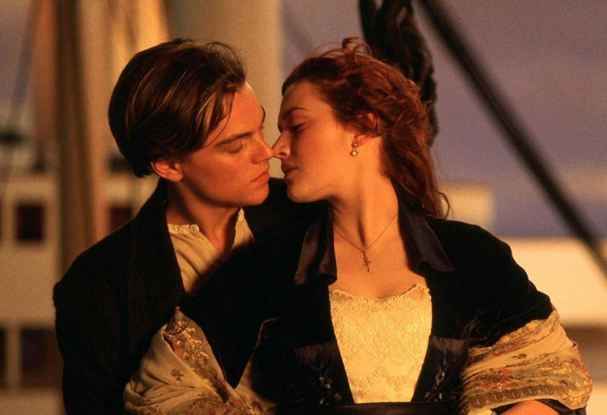 Leonardo DiCaprio y Kate Winslet en una de las escenas más icónicas de'Titanic'