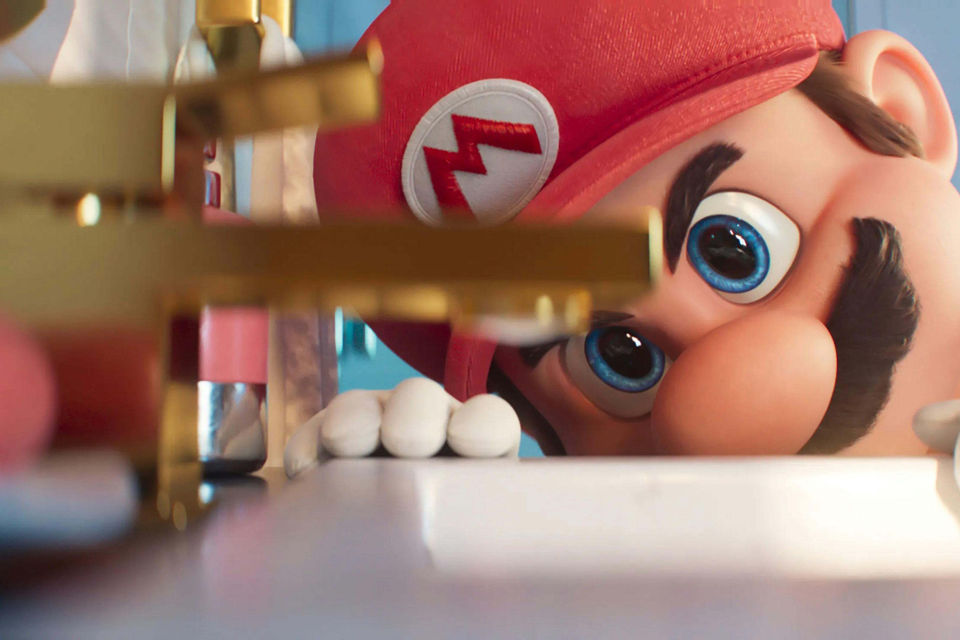 Fotograma de 'Super Mario Bros.: La película', con el personaje de Mario en segundo plano