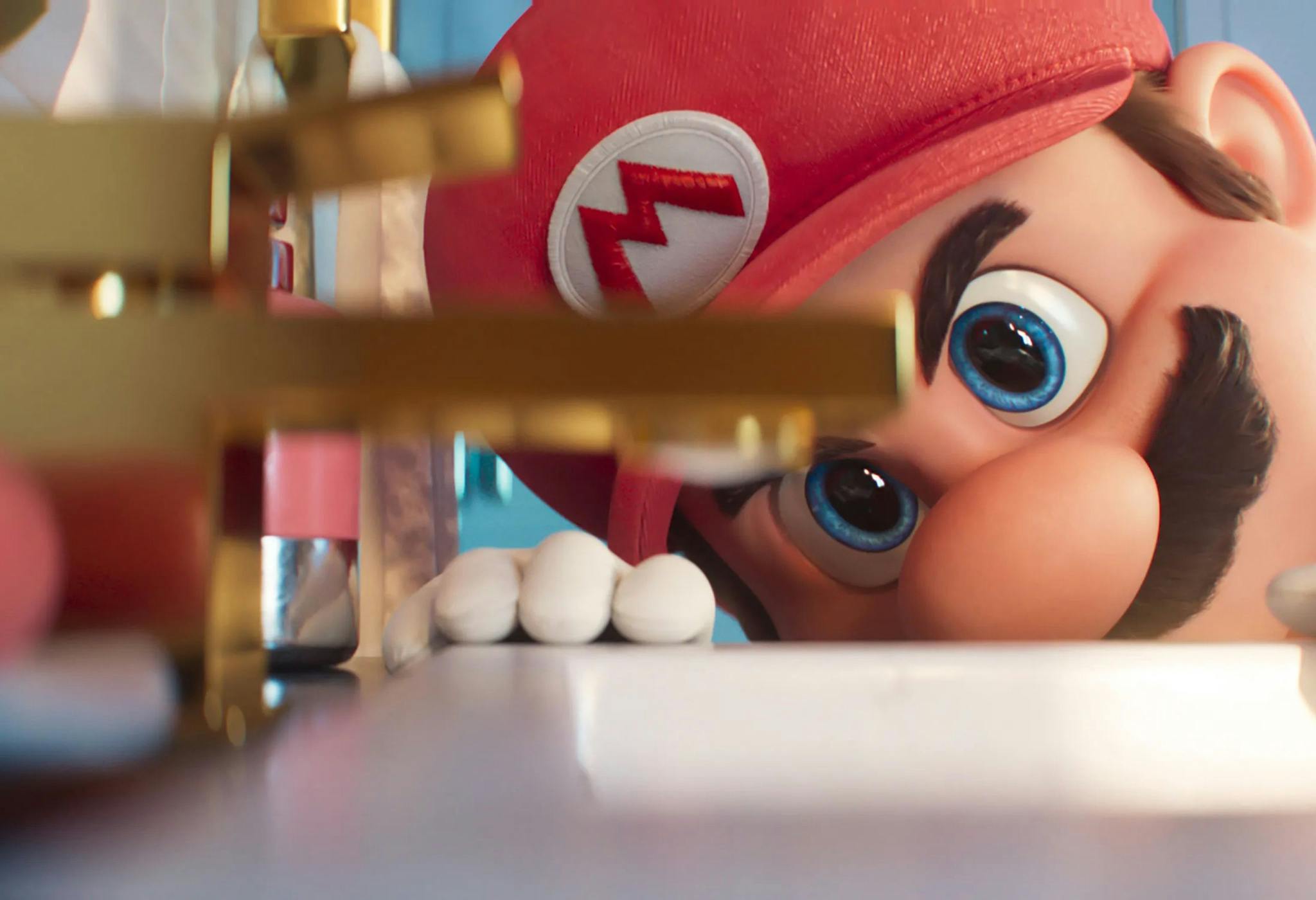 Fotograma de 'Super Mario Bros.: La película', con el personaje de Mario en segundo plano