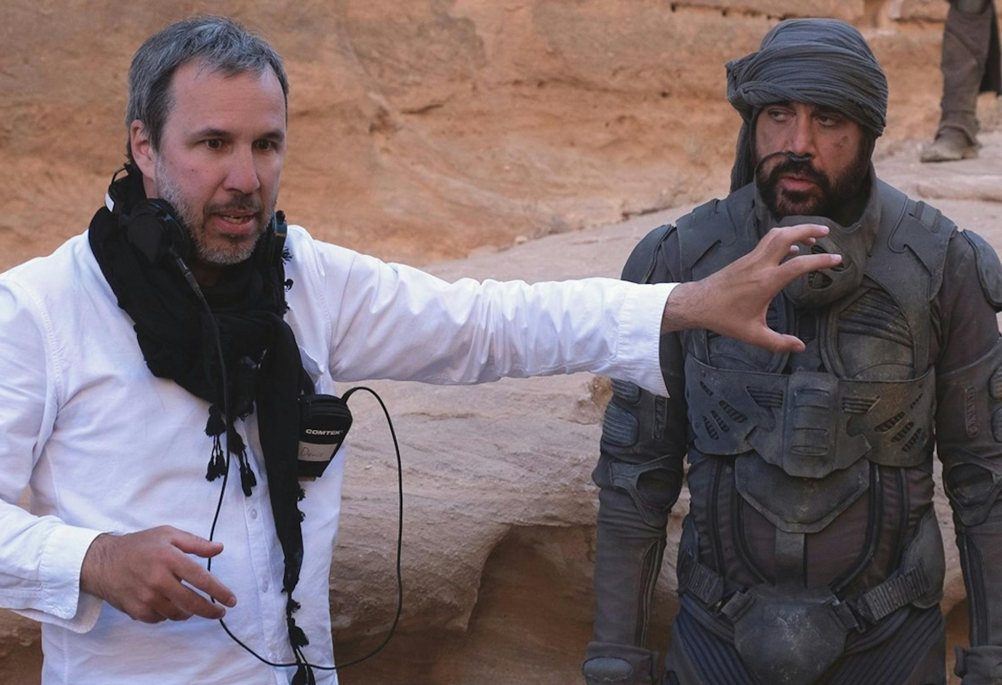 El director Denis Villeneuve y el actor Javier Bardem durante el rodaje de 'Dune'