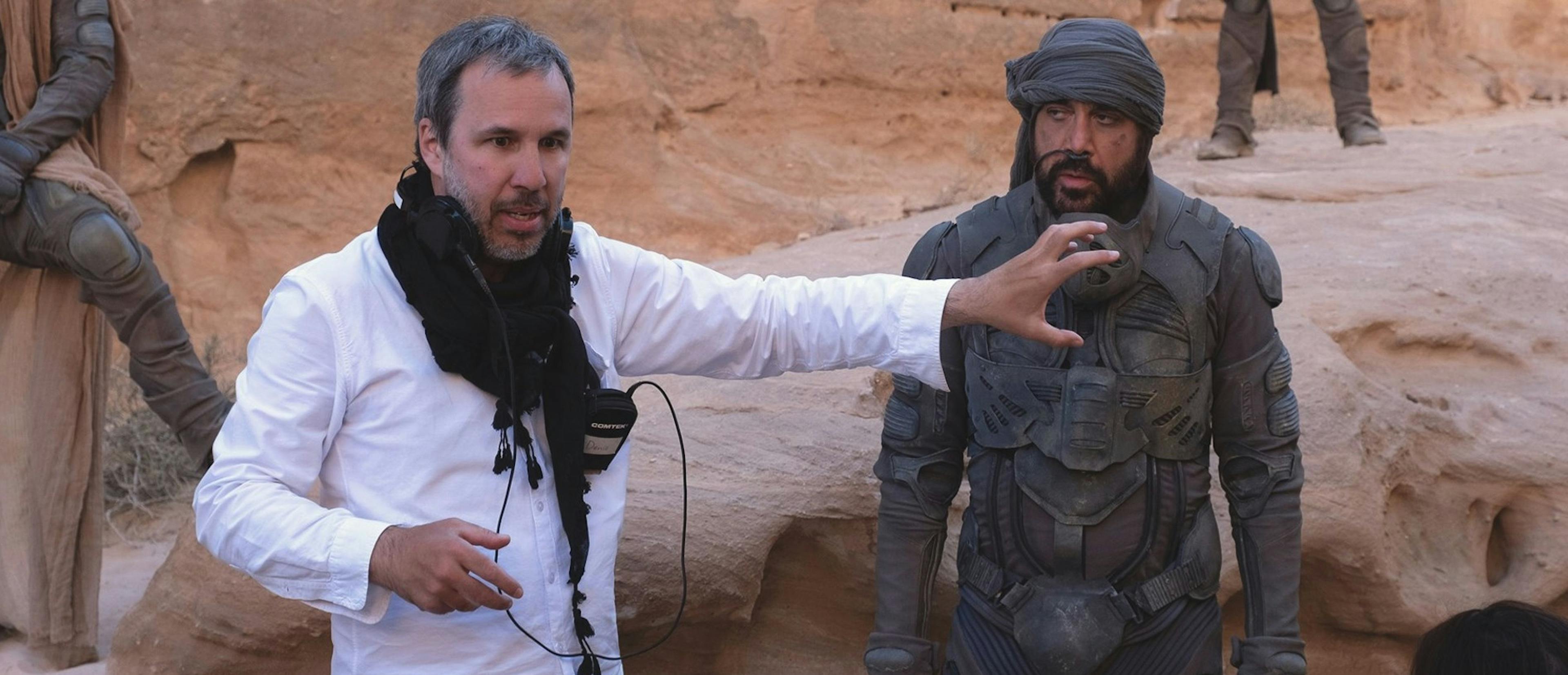 El director Denis Villeneuve y el actor Javier Bardem durante el rodaje de 'Dune'
