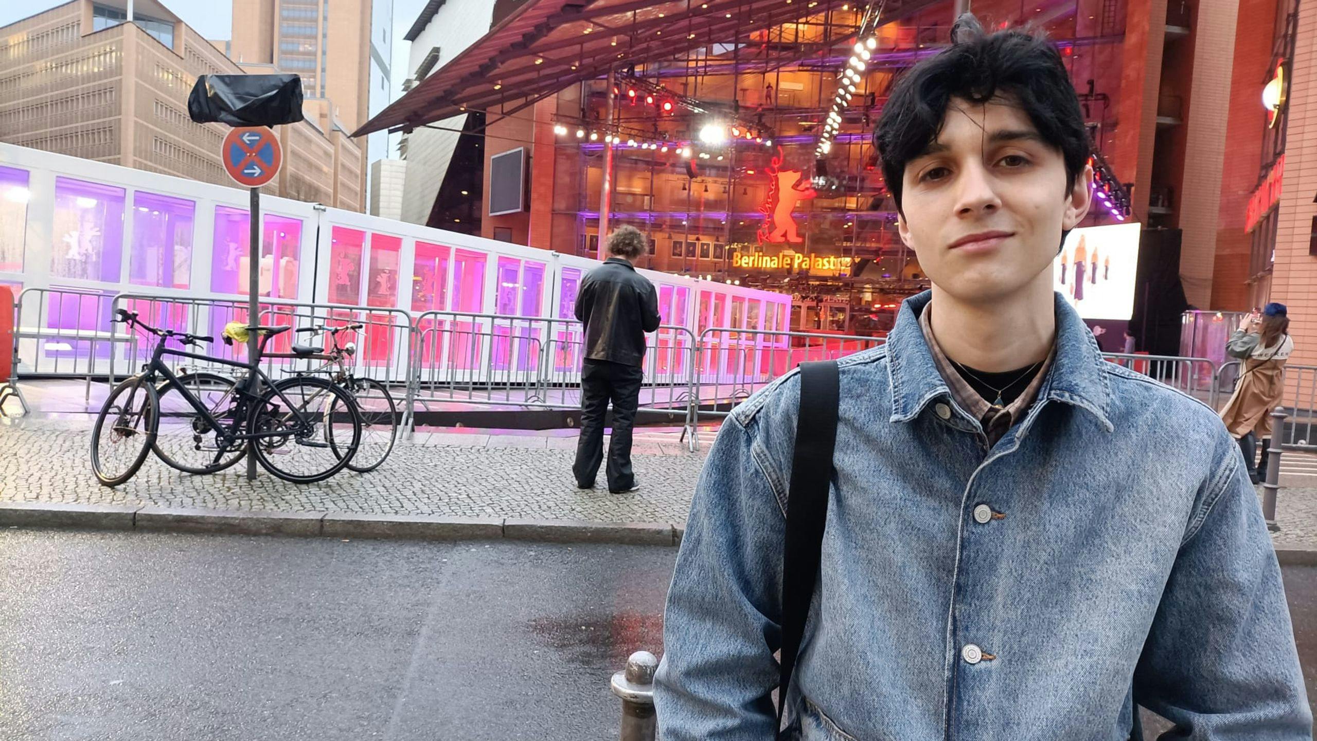El director Christian Avilés posa ante el Berlinale Palast, una de las sedes del Festival de Berlín