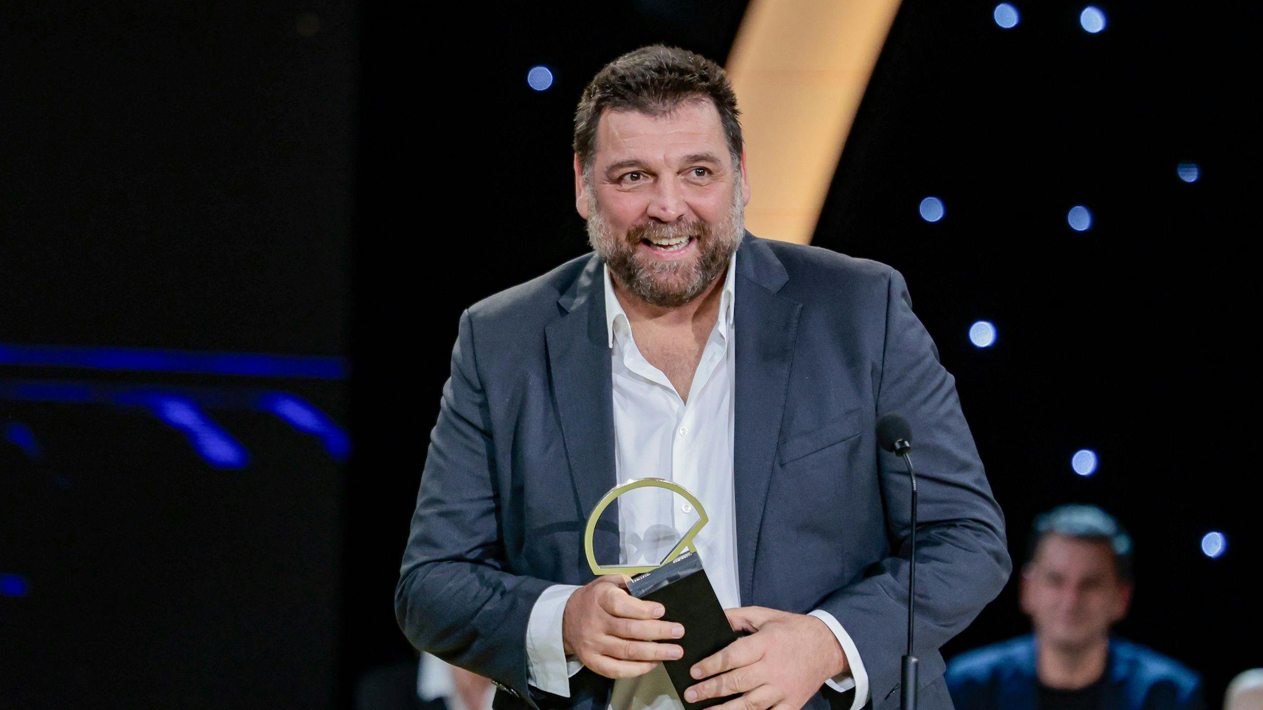 Hovik Keuchkerian recoge la Concha de Plata a la Mejor Interpretación de reparto en San Sebastián por 'Un amor'