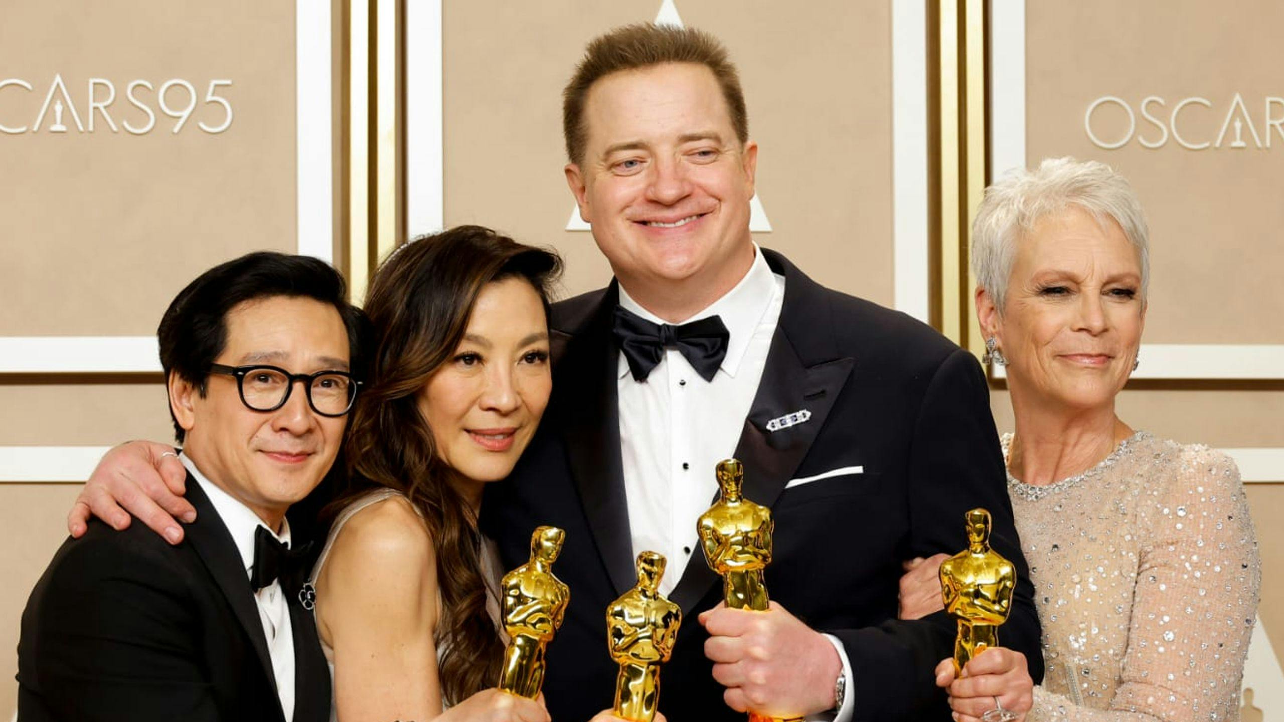 Key Huy Quan, Michelle Yeoh, Brendan Fraser y Jamie Lee Curtis posan con el Oscar