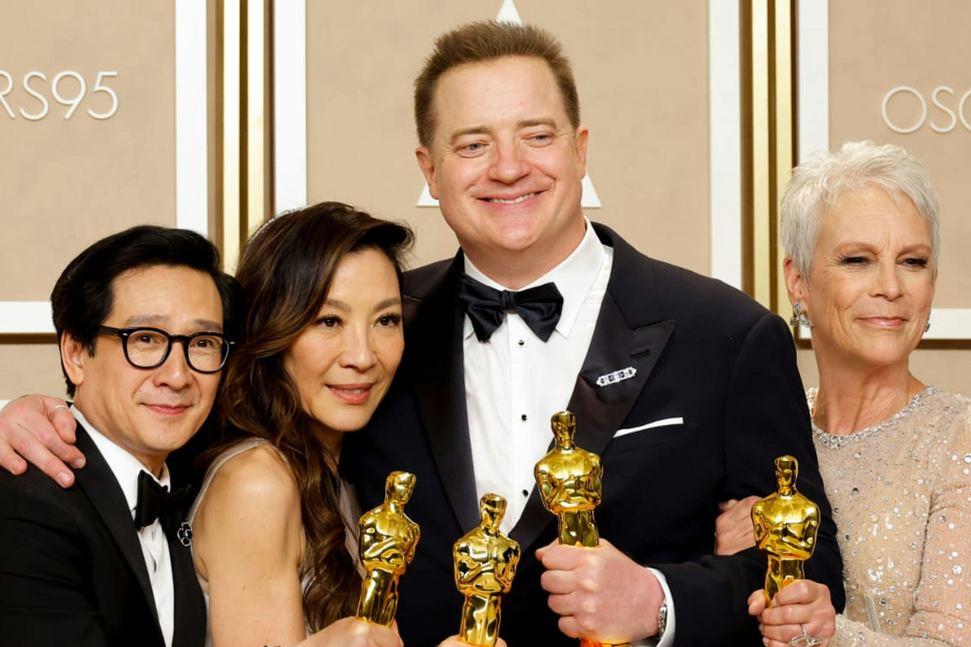 Key Huy Quan, Michelle Yeoh, Brendan Fraser y Jamie Lee Curtis posan con el Oscar