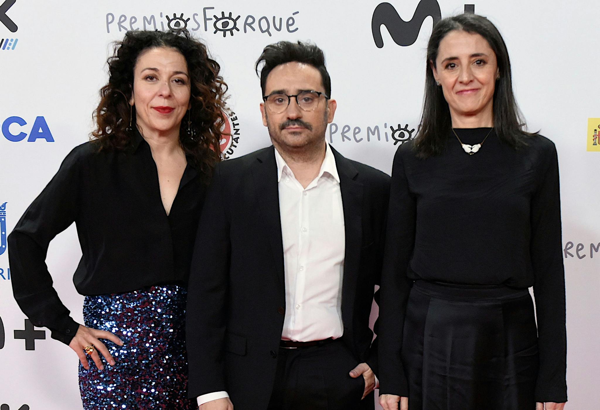 Las productoras Belén Atienza y Sandra Hermida y el director de 'La sociedad de la nieve', J. A. Bayona, en la alfombra roja de los Forqué