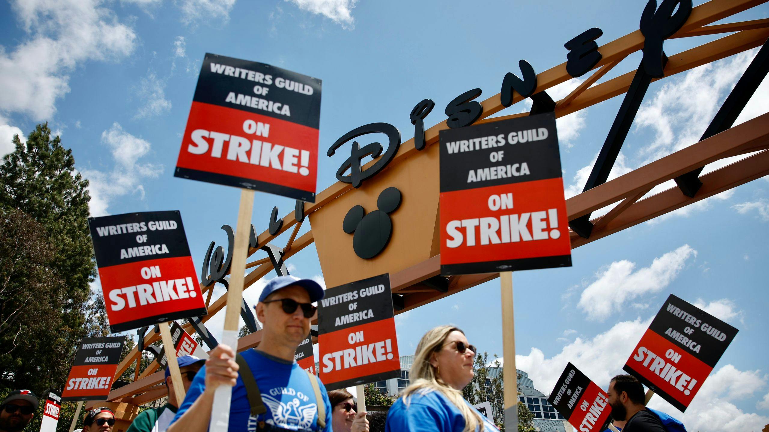 Los manifestantes protestan delante de los estudios de Disney