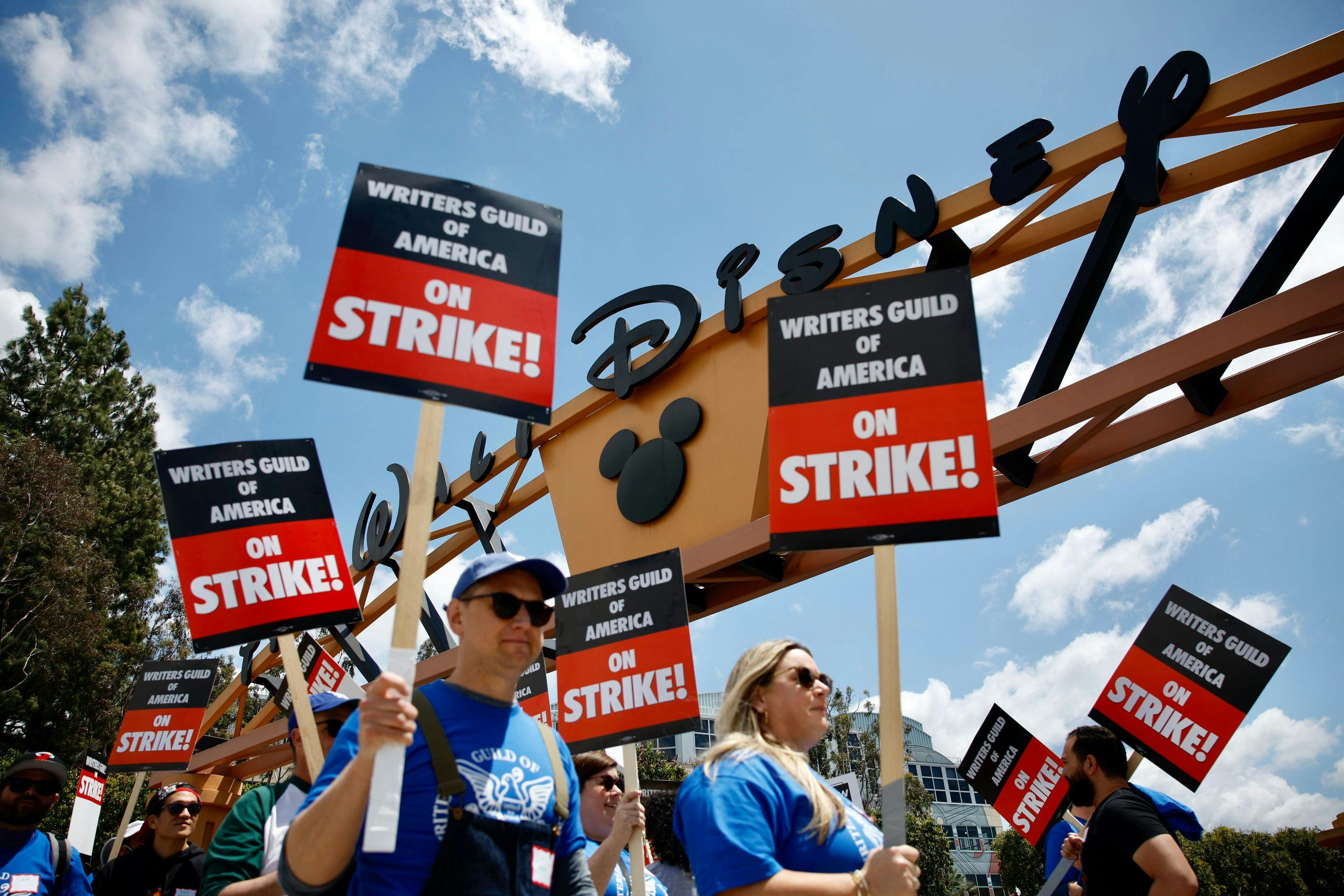 Los manifestantes protestan delante de los estudios de Disney