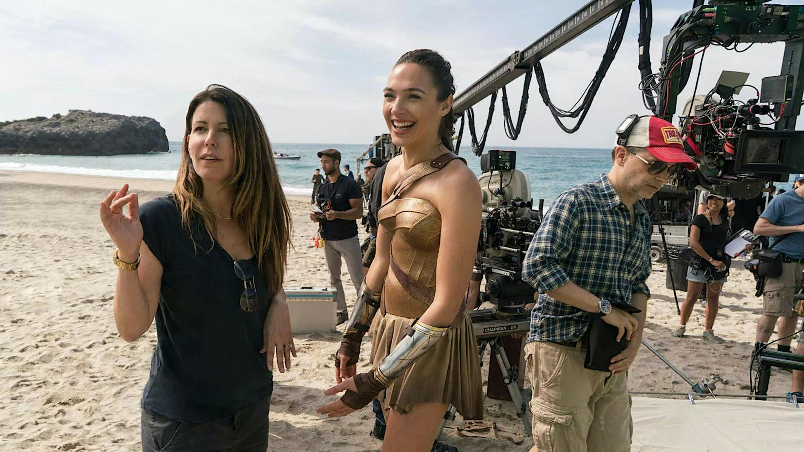 La directora Patty Jenkins y la actriz Gal Gadot, en una imagen del rodaje de 'Wonder Woman' en Canarias