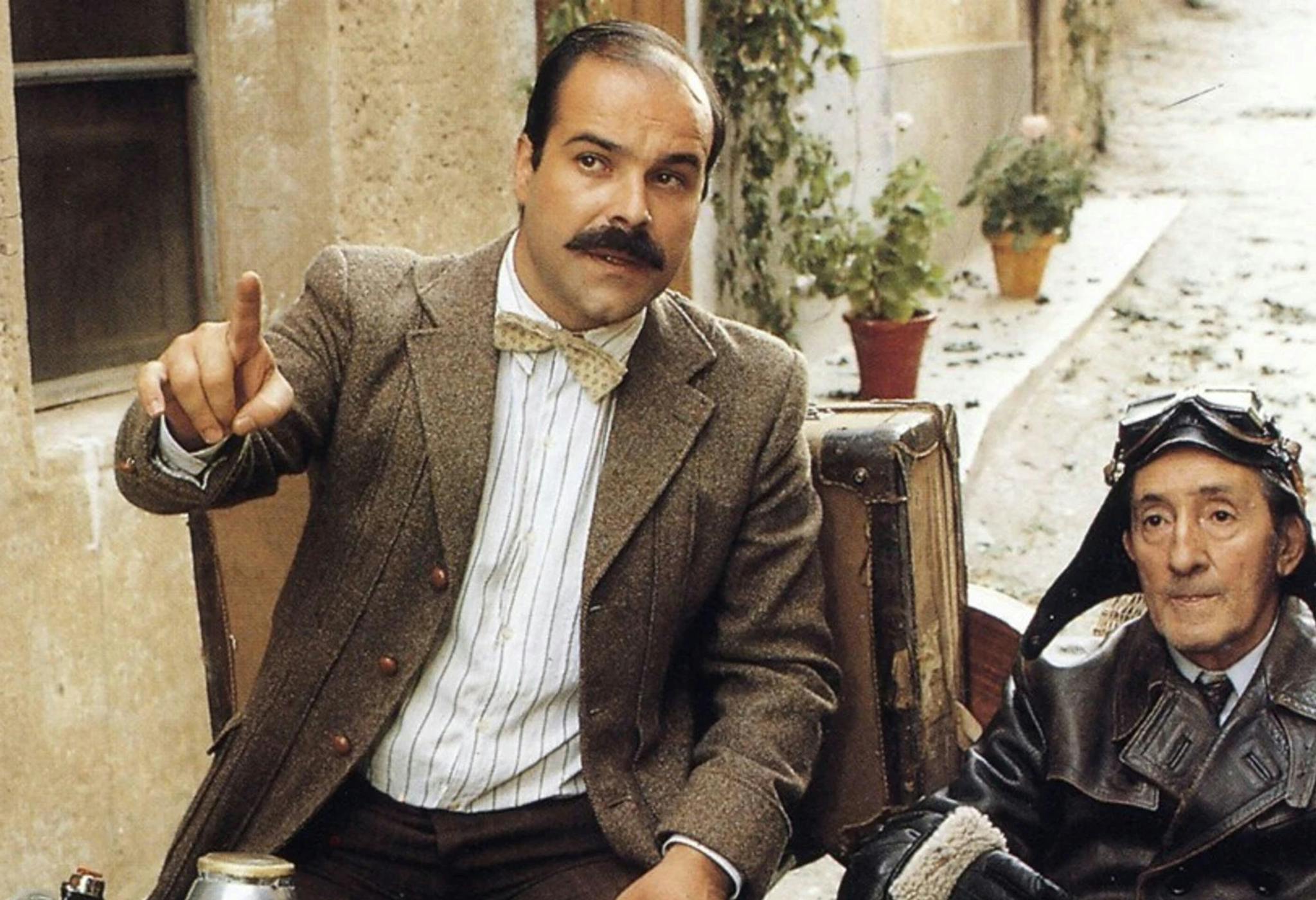 Los actores Antonio Resines y Luis Ciges, en una imagen de rodaje de la película 'Amanece que no es poco', de José Luis Cuerda