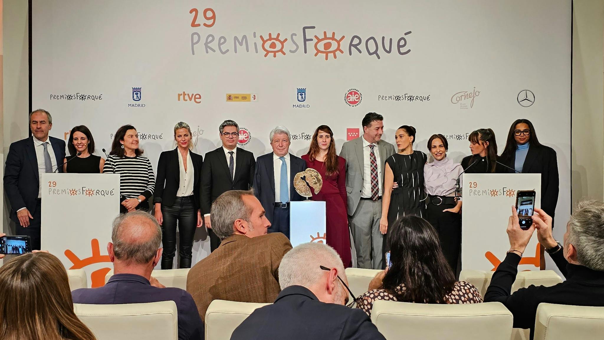 Foto de familia de los organizadores e intervinientes en la lectura de nominados de los 29 Premios Forqué