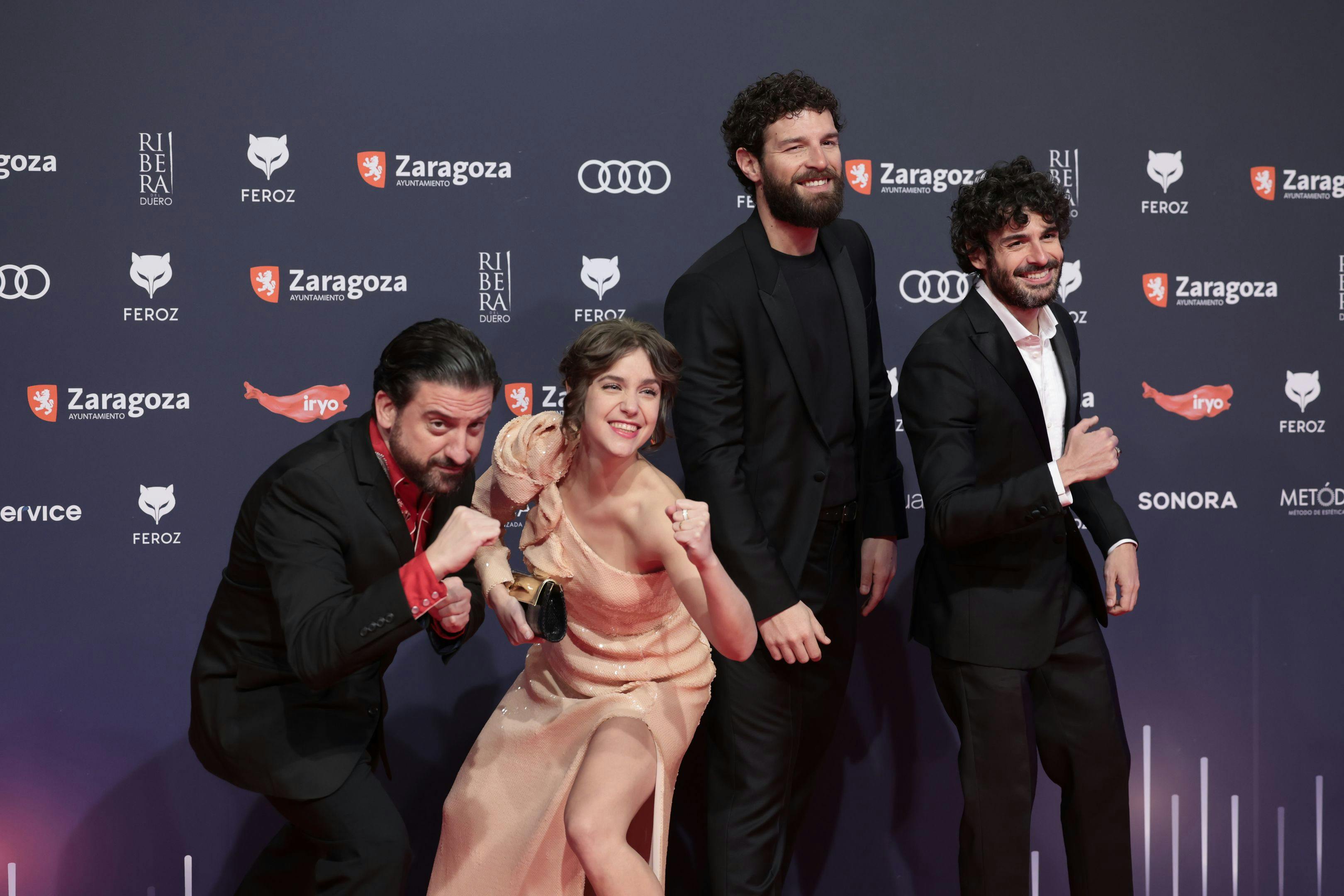 Eugenio Mira, Veki Velilla, Francisco Ortiz y Nico Romero, de la serie '¡García!', nominada a Mejor serie de drama, en la alfombra roja de los Feroz