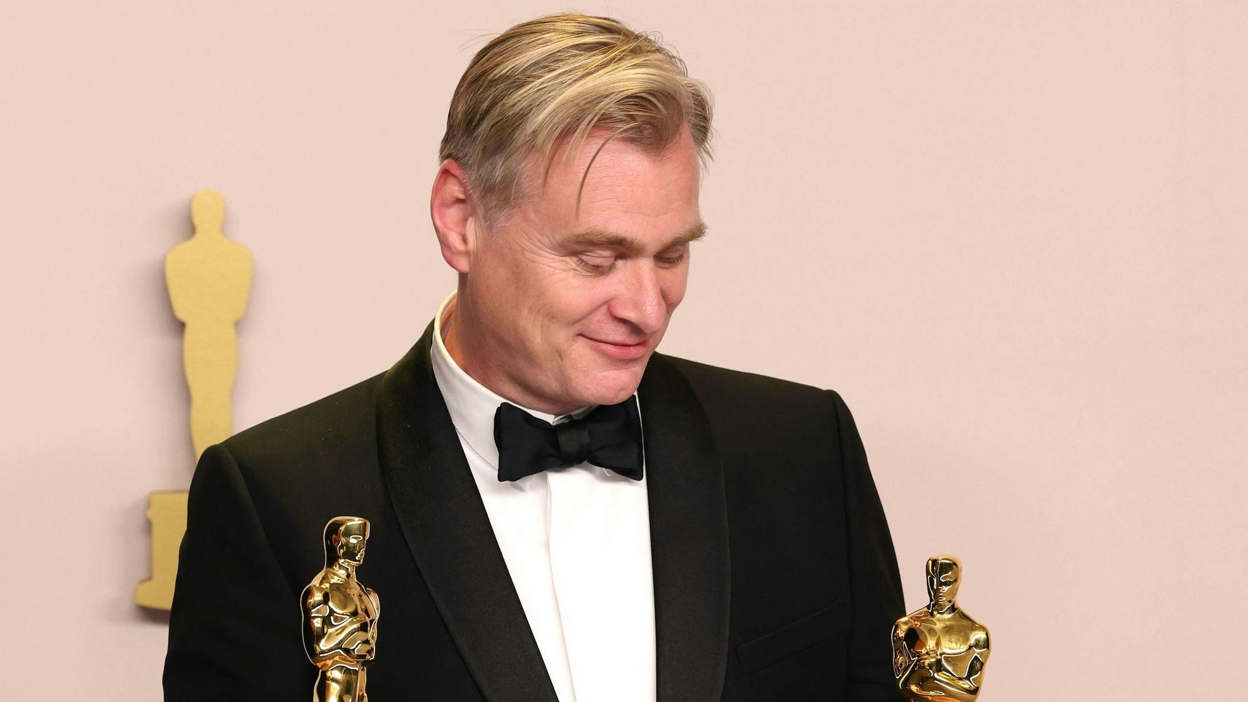 El director Christopher Nolan mira dos de los Oscar para 'Oppenheimer' tras la ceremonia de 2024
