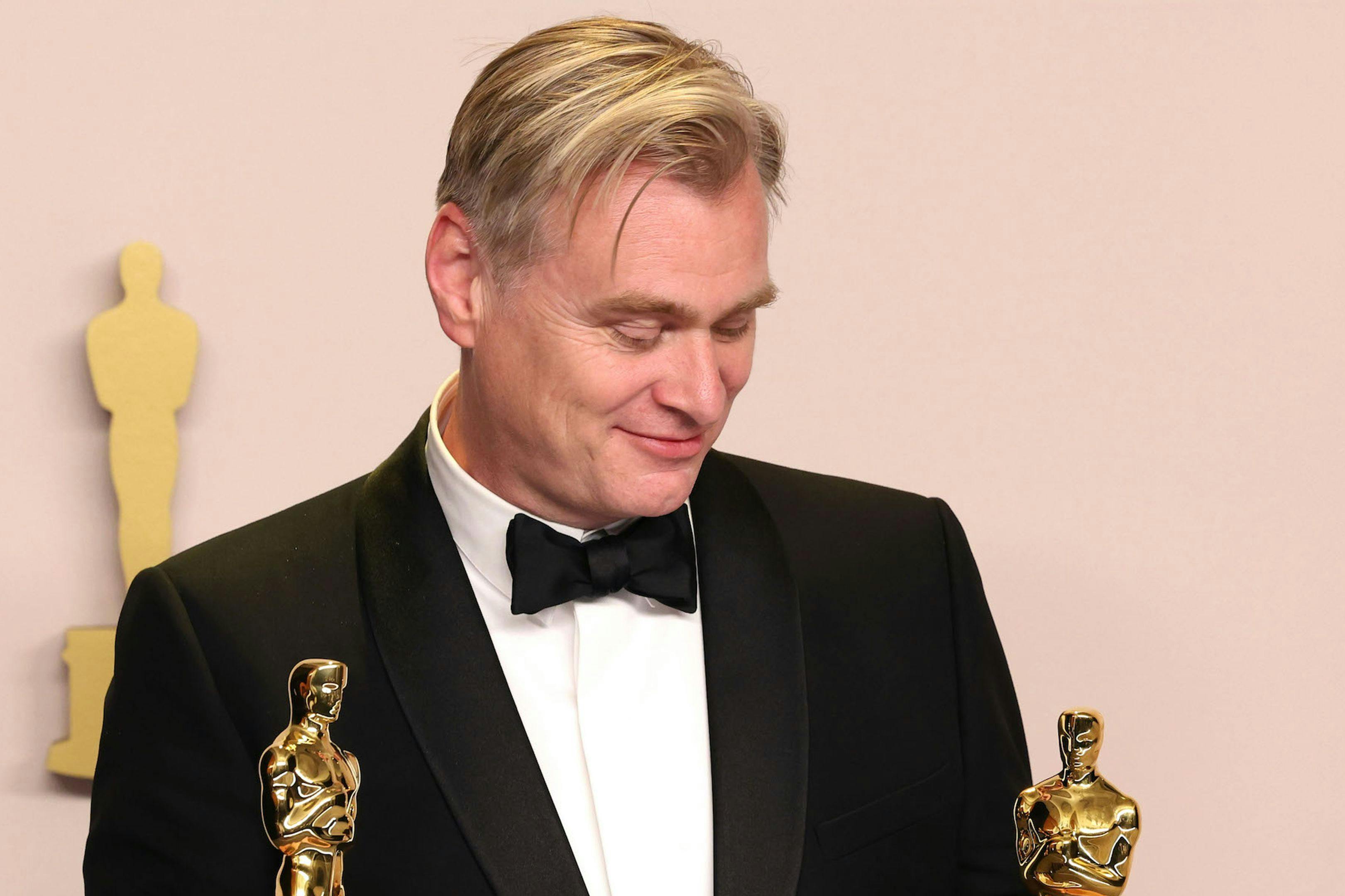 El director Christopher Nolan mira dos de los Oscar para 'Oppenheimer' tras la ceremonia de 2024