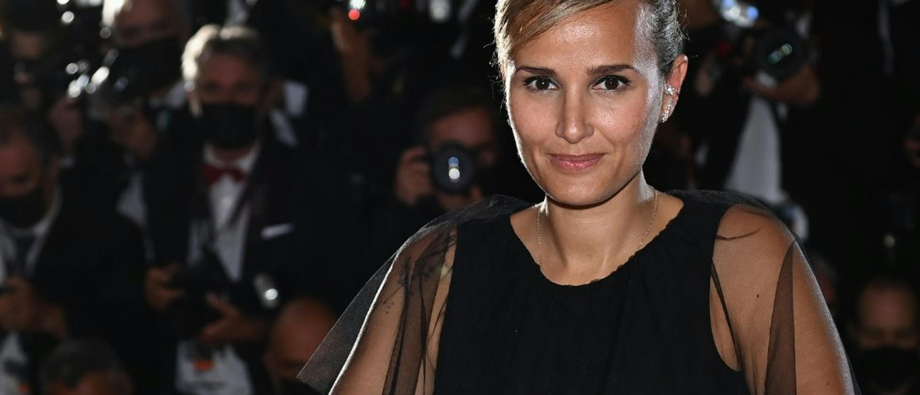 Julia Ducornau posa con su Palma de Oro por 'Titane', el segundo premio en Cannes para una directora