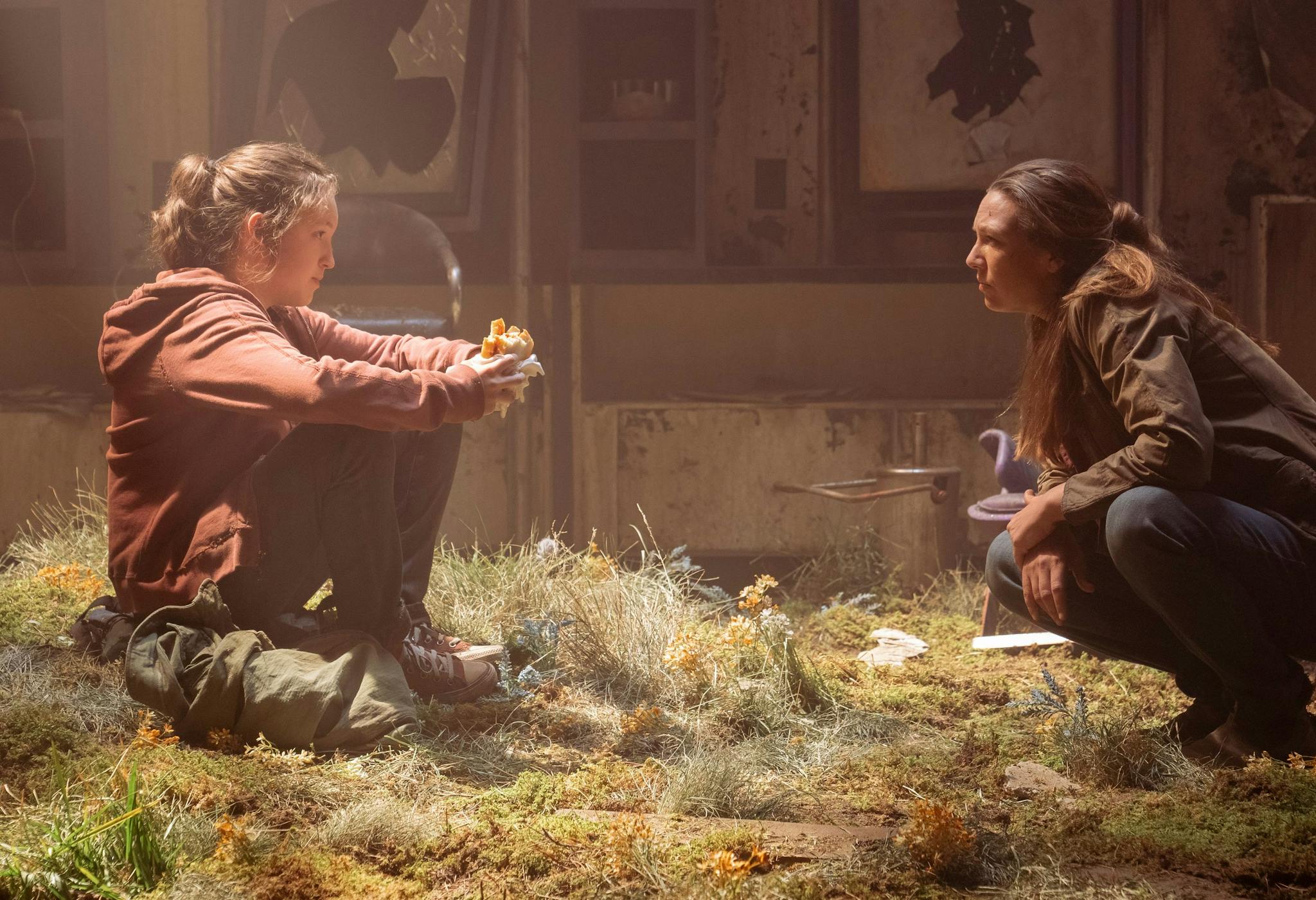 Fotografía promocional de 'The Last of Us', con Bella Ramsey y Anna Torv
