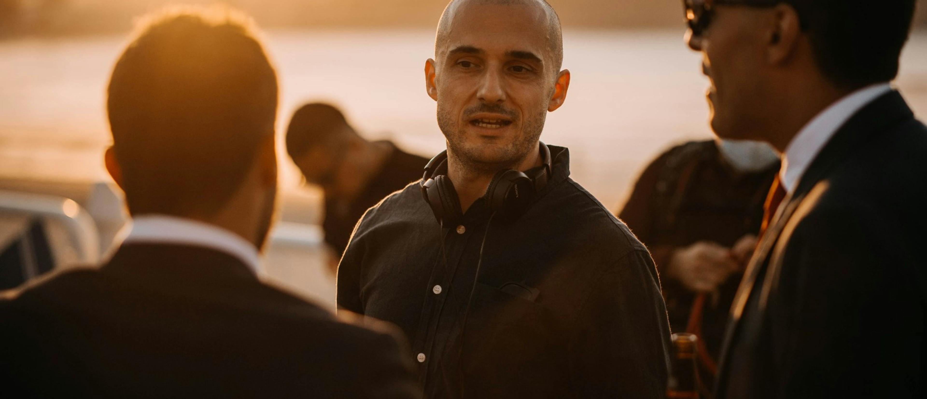 El director asturiano Diego Llorente, durante el rodaje de su película 'Notas sobre un verano'