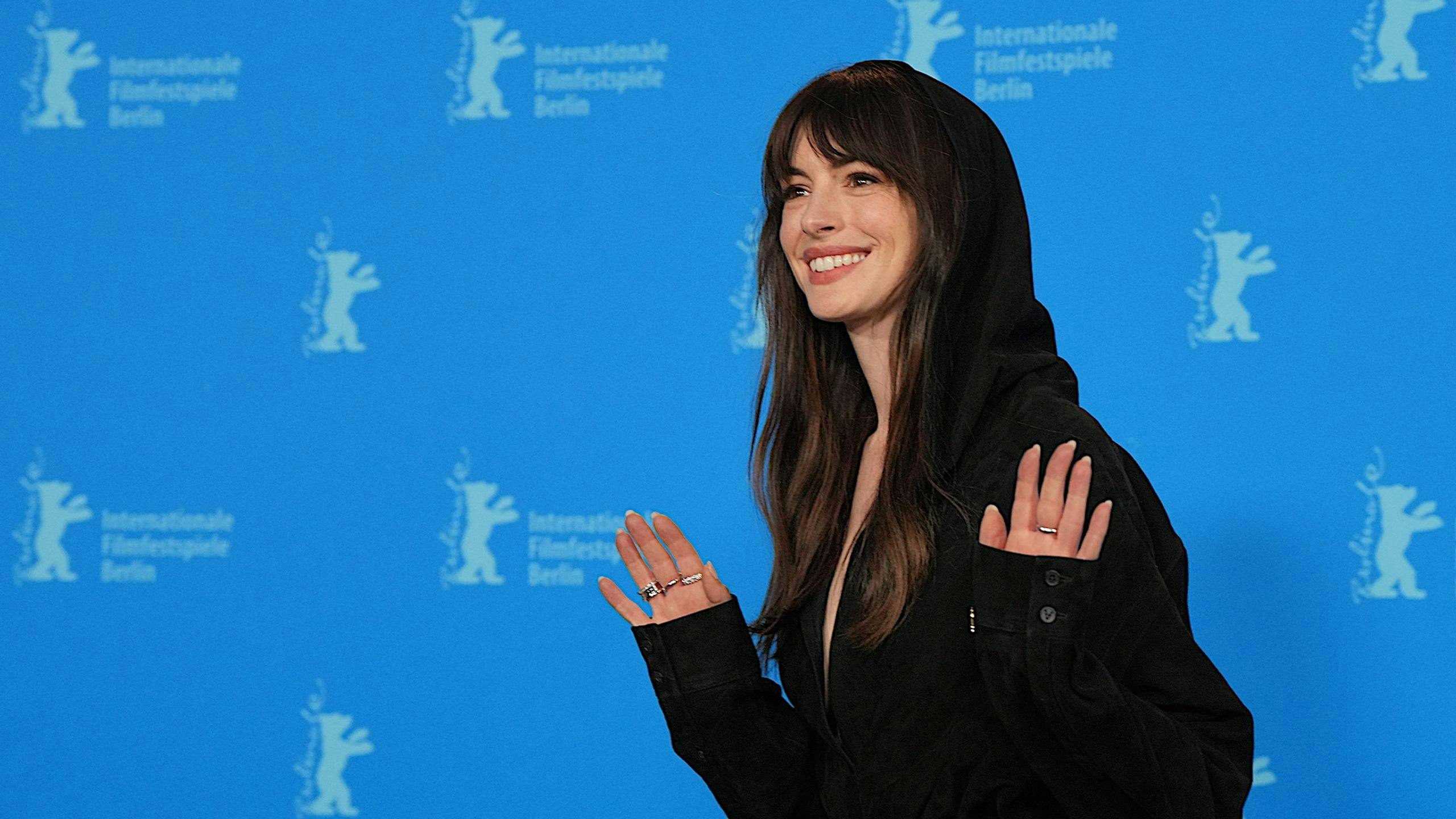 La actriz Anne Hathaway saluda a los fotógrafos durante el photocall de la película 'She came to me' en la Berlinale