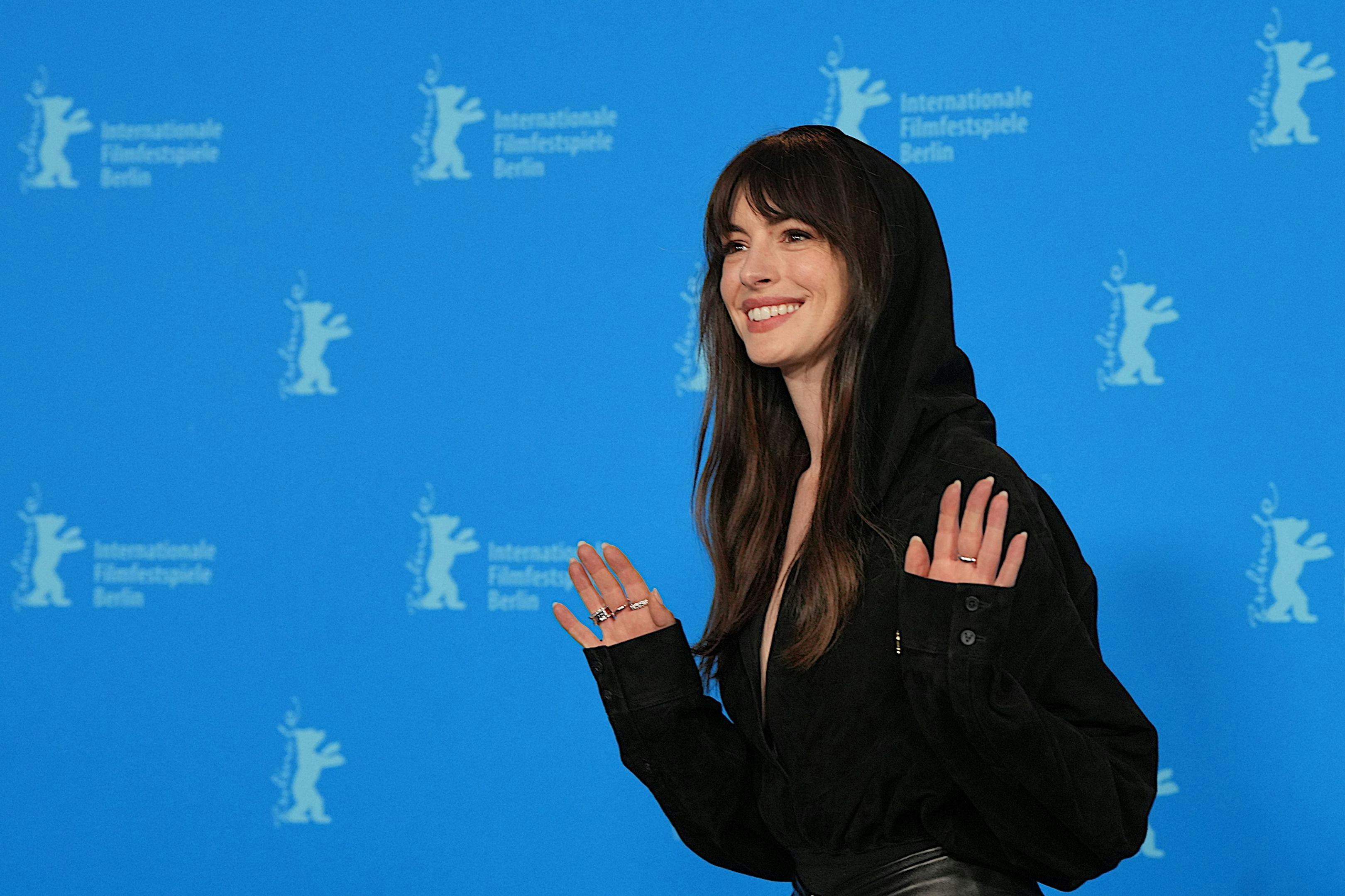 La actriz Anne Hathaway saluda a los fotógrafos durante el photocall de la película 'She came to me' en la Berlinale