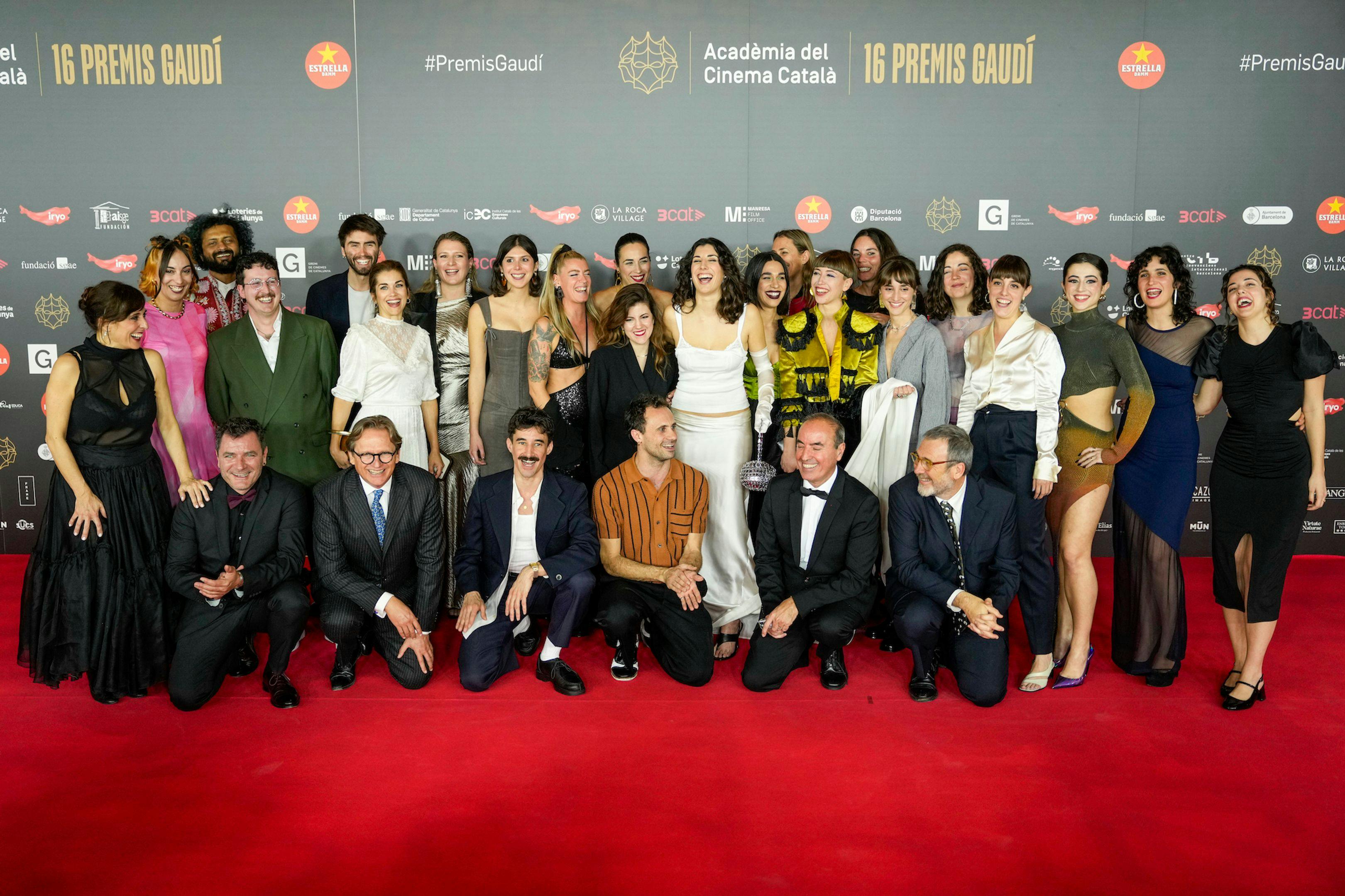El equipo de 'Creatura' de Elena Martín, en la alfombra roja de los Premios Gaudí