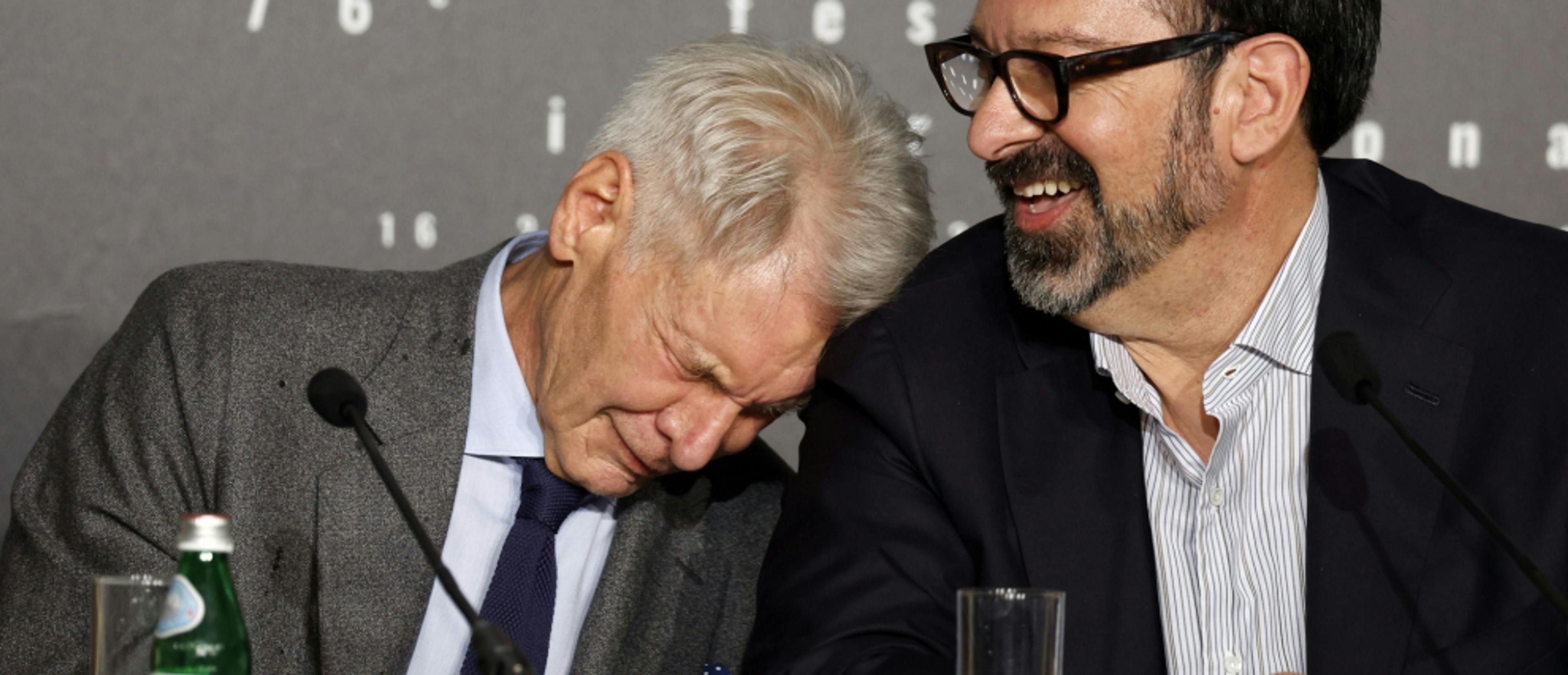 Harrison Ford se apoya en el hombro de James Mangold durante la rueda de prensa en Cannes de 'Indiana Jones y el dial del destino'