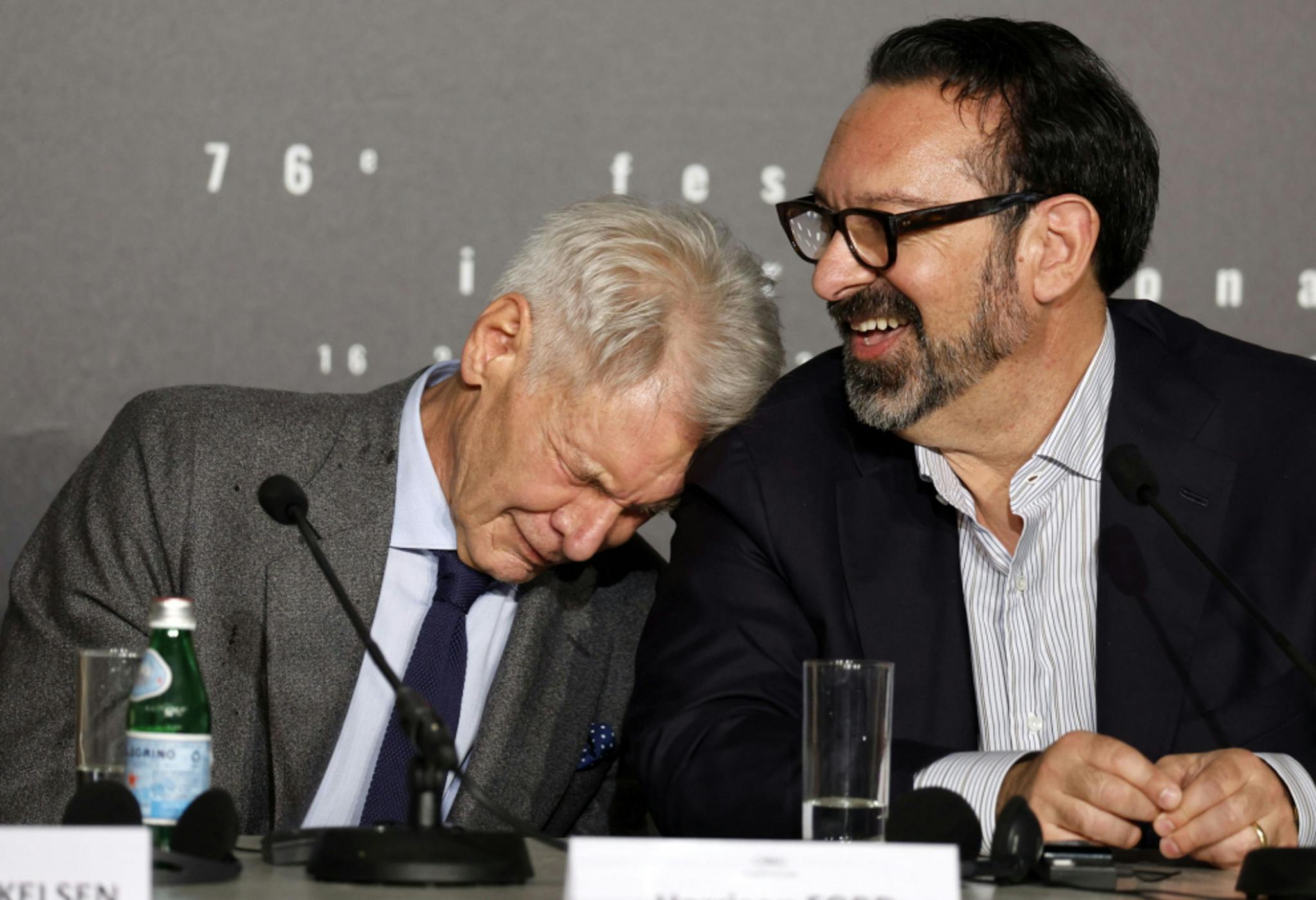 Harrison Ford se apoya en el hombro de James Mangold durante la rueda de prensa en Cannes de 'Indiana Jones y el dial del destino'