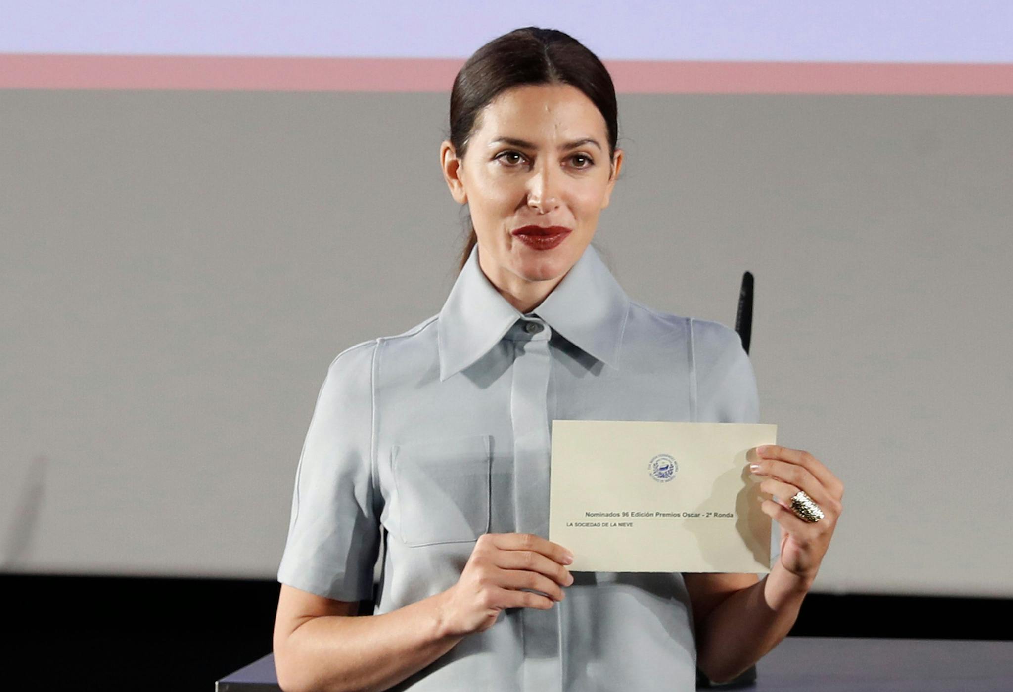 La actriz Bárbara Lennie muestra la tarjeta que designa a 'La sociedad de la nieve' como enviada española a los Oscar