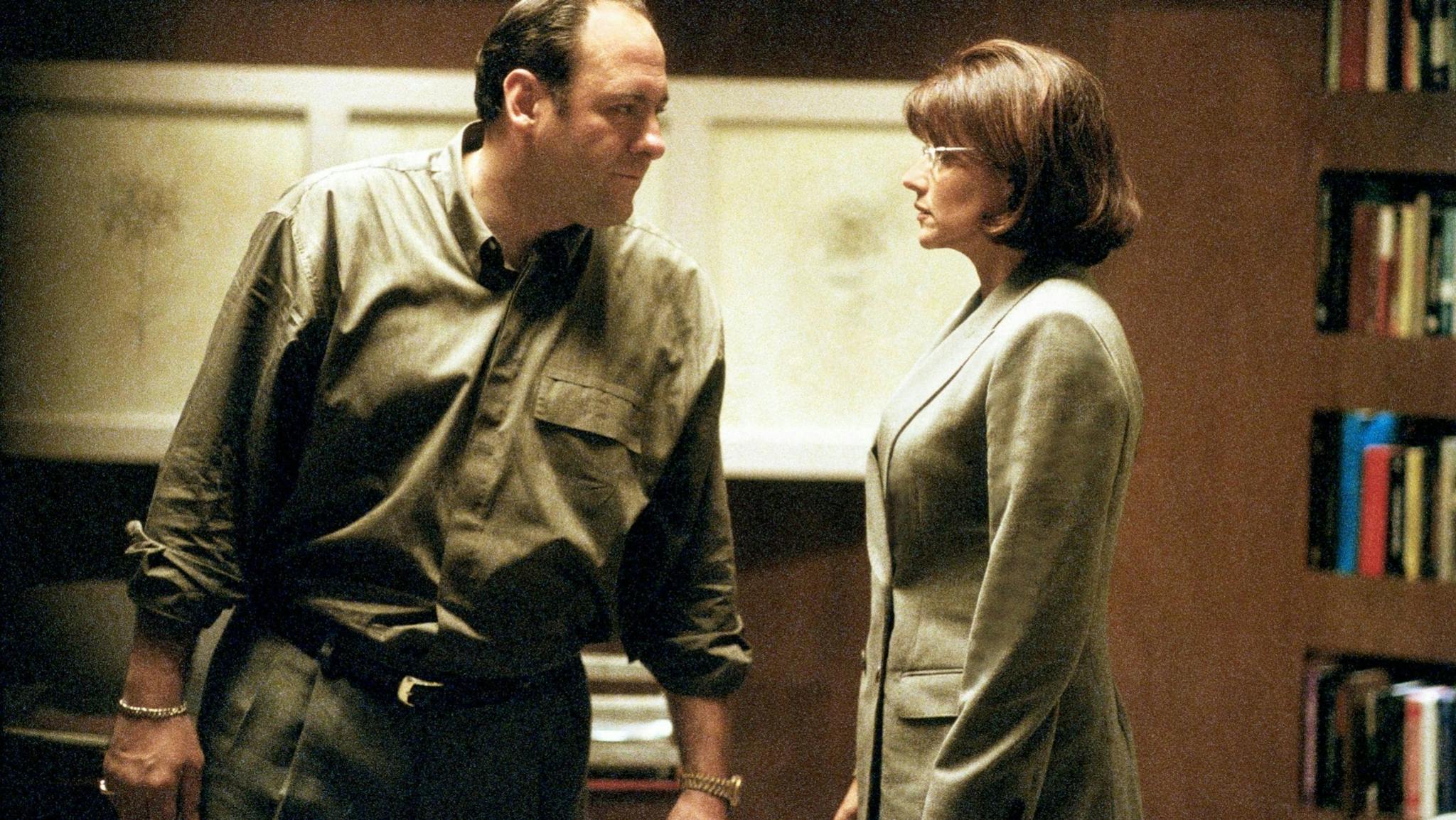 James Gandolfini como Tony Soprano y Lorraine Bracco como la doctora Jennifer Melfi