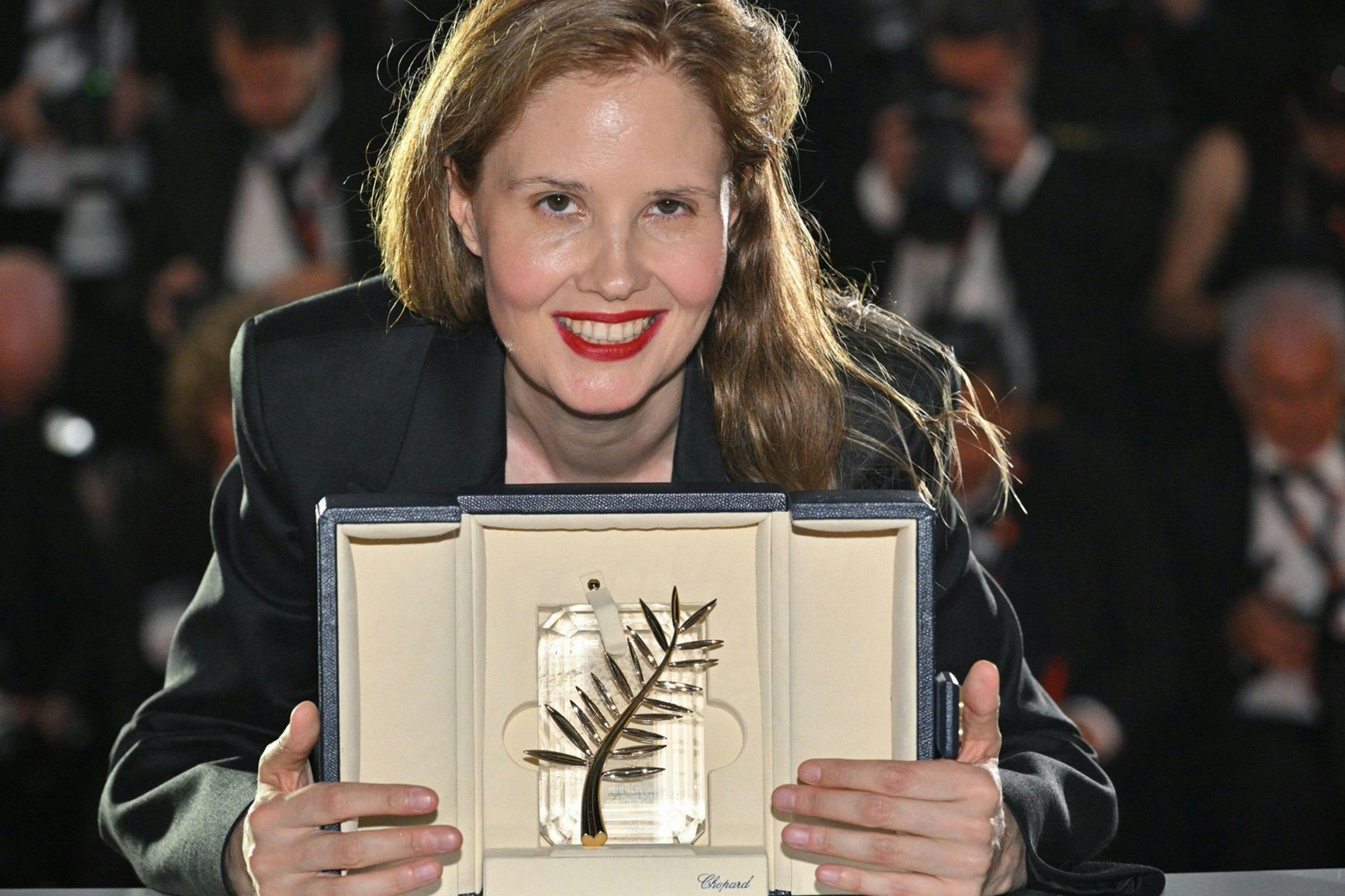 Justine Triet posa con la Palma de Oro del Festival de Cannes por 'Anatomía de una caída'