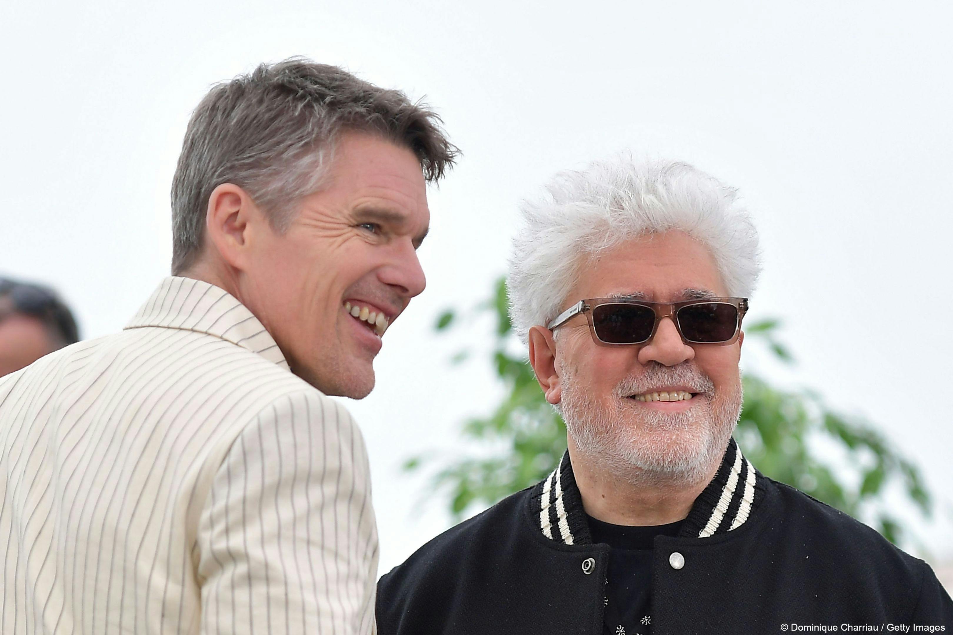 Ethan Hawke y Pedro Almodóvar, en el photocall de 'Extraña forma de vida' durante el Festival de Cannes