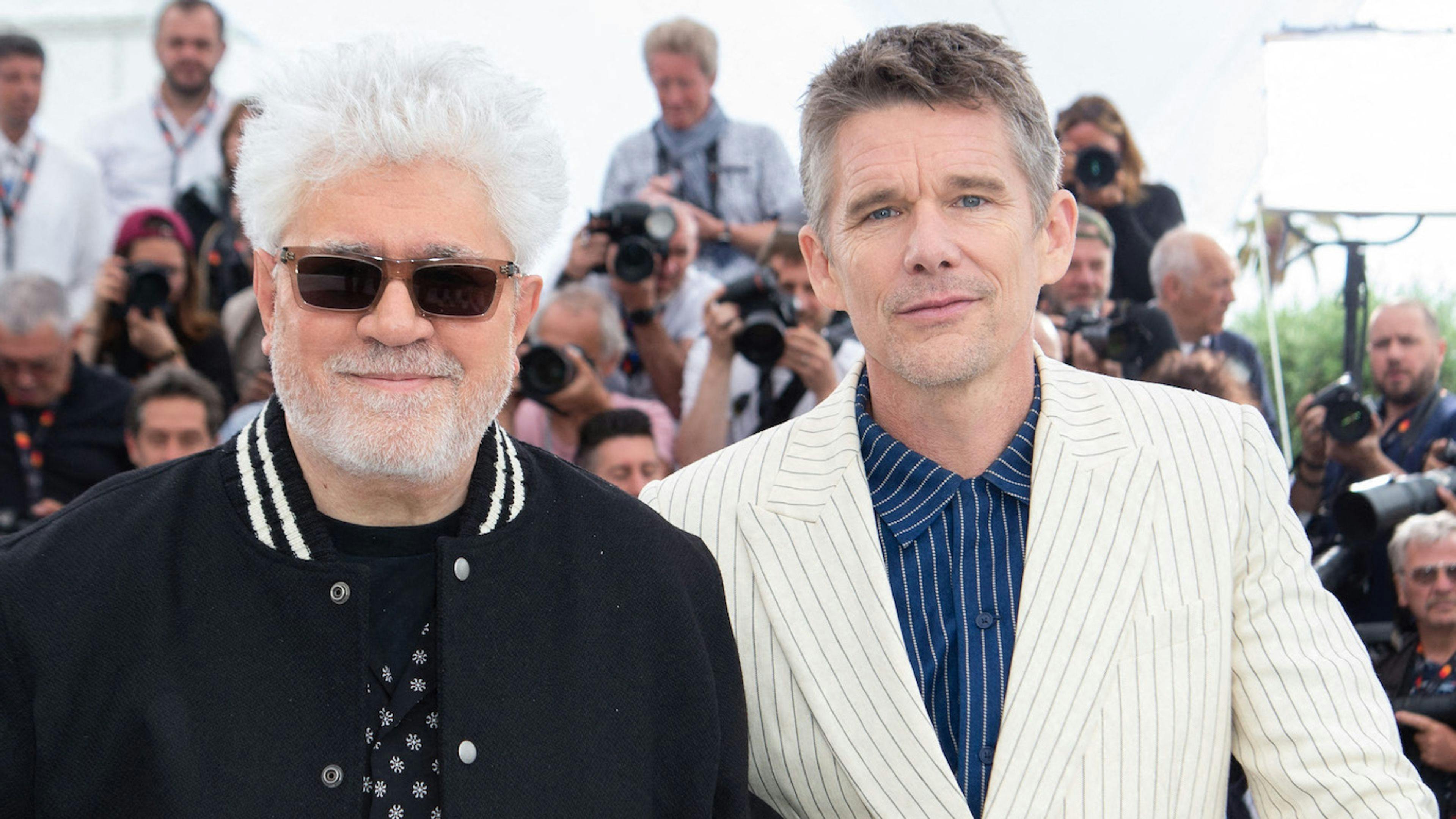 Pedro Almodóvar y Ethan Hawke posan en el photocall del Festival de Cannes