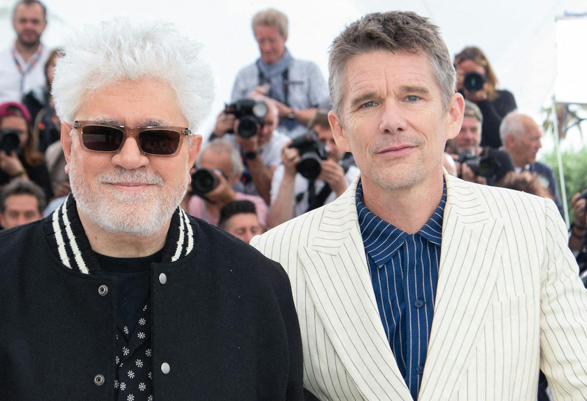 Pedro Almodóvar y Ethan Hawke posan en el photocall del Festival de Cannes