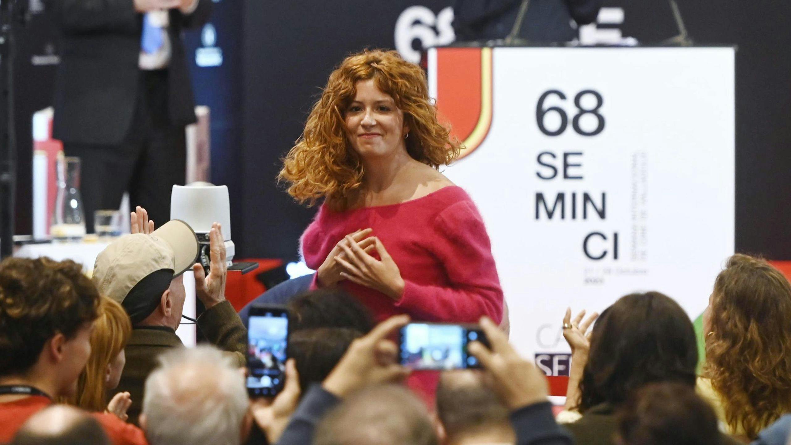 La directora Laura Ferrés recibe el aplauso de la sala de prensa de la Seminci tras anunciarse su victoria en la edición 2023