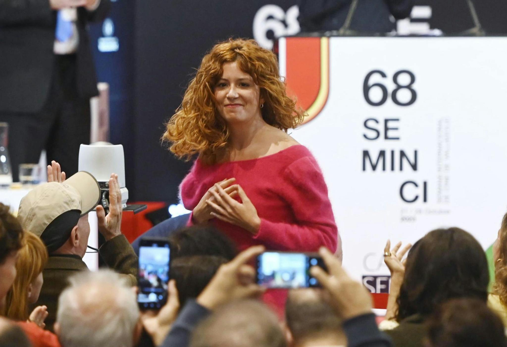 La directora Laura Ferrés recibe el aplauso de la sala de prensa de la Seminci tras anunciarse su victoria en la edición 2023